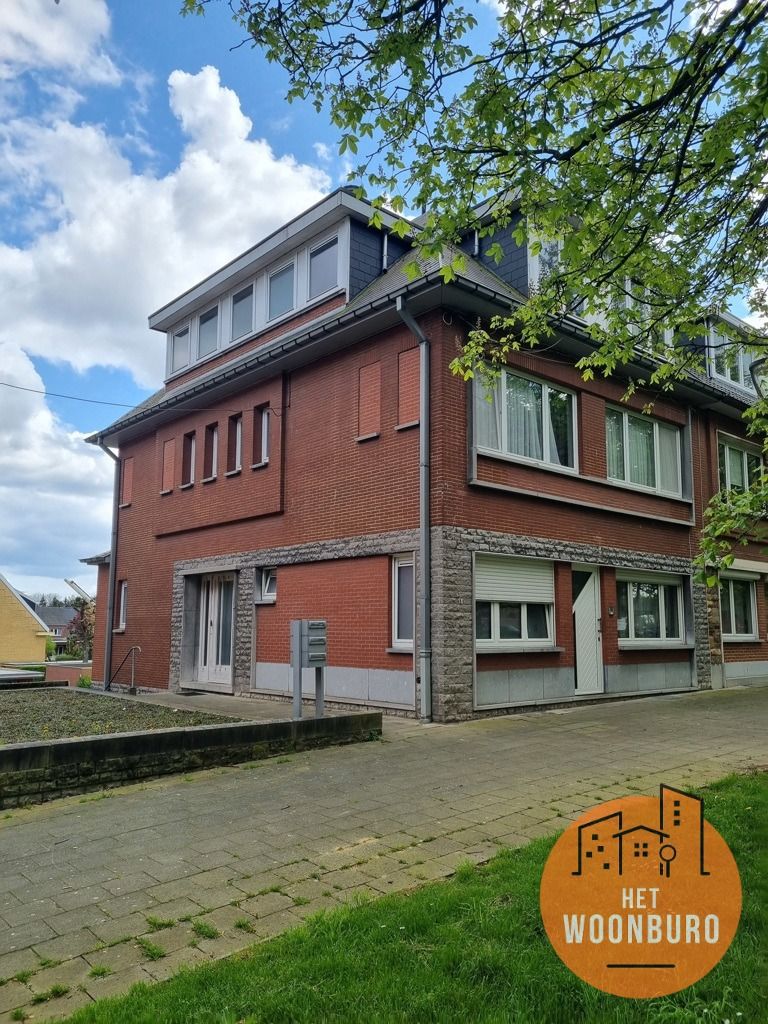 Appartement 1e Verd. + kelder + buitenstaanplaats foto {{pictureIndex}}