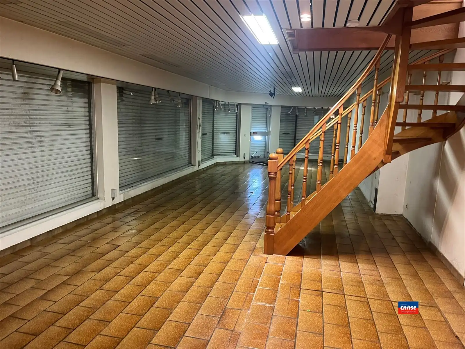 Te renoveren handelshuis op hoekligging foto 2
