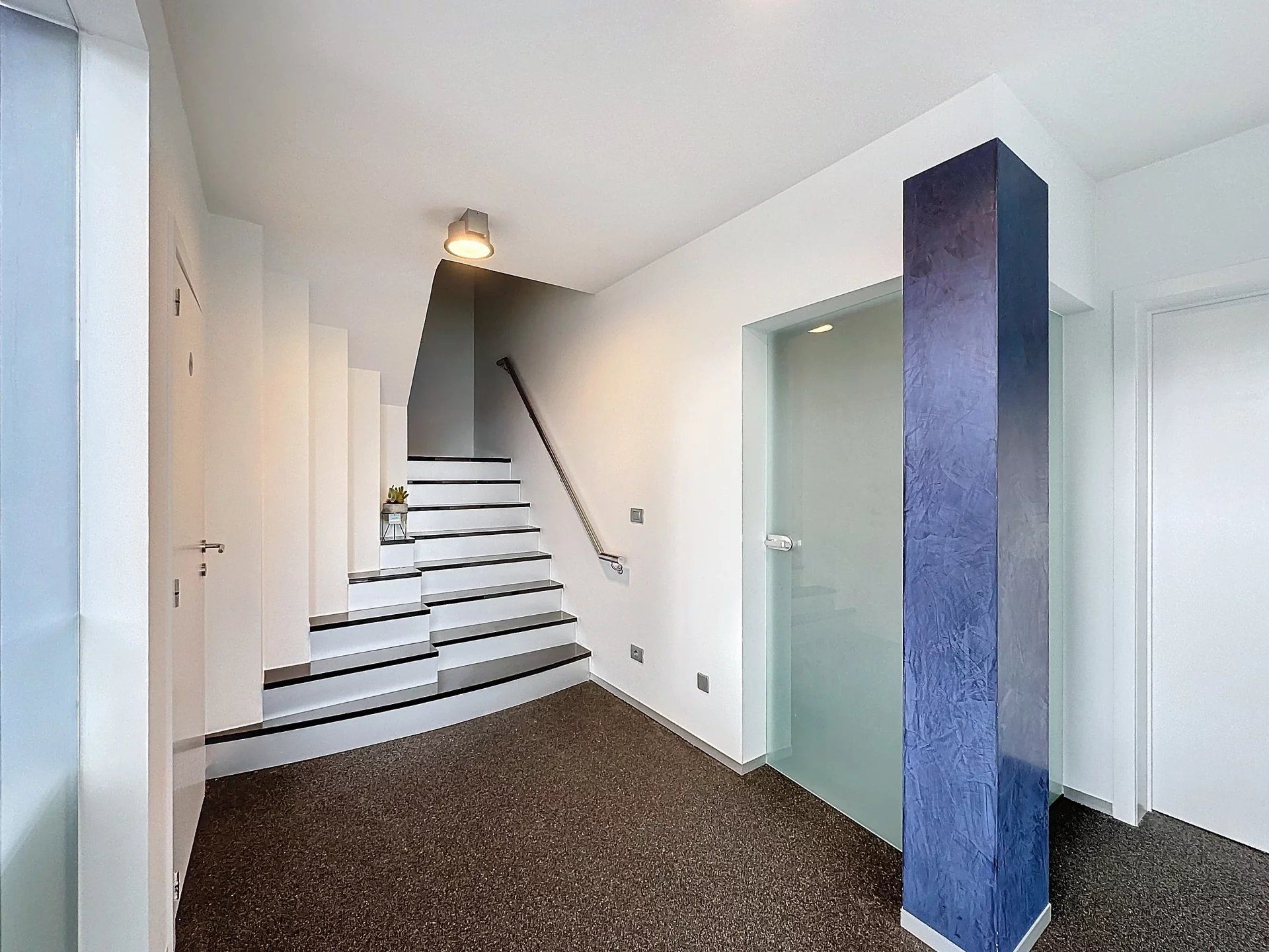 Unieke moderne woning met een dubbele bestemming op een perceel van 29a24ca. foto 7