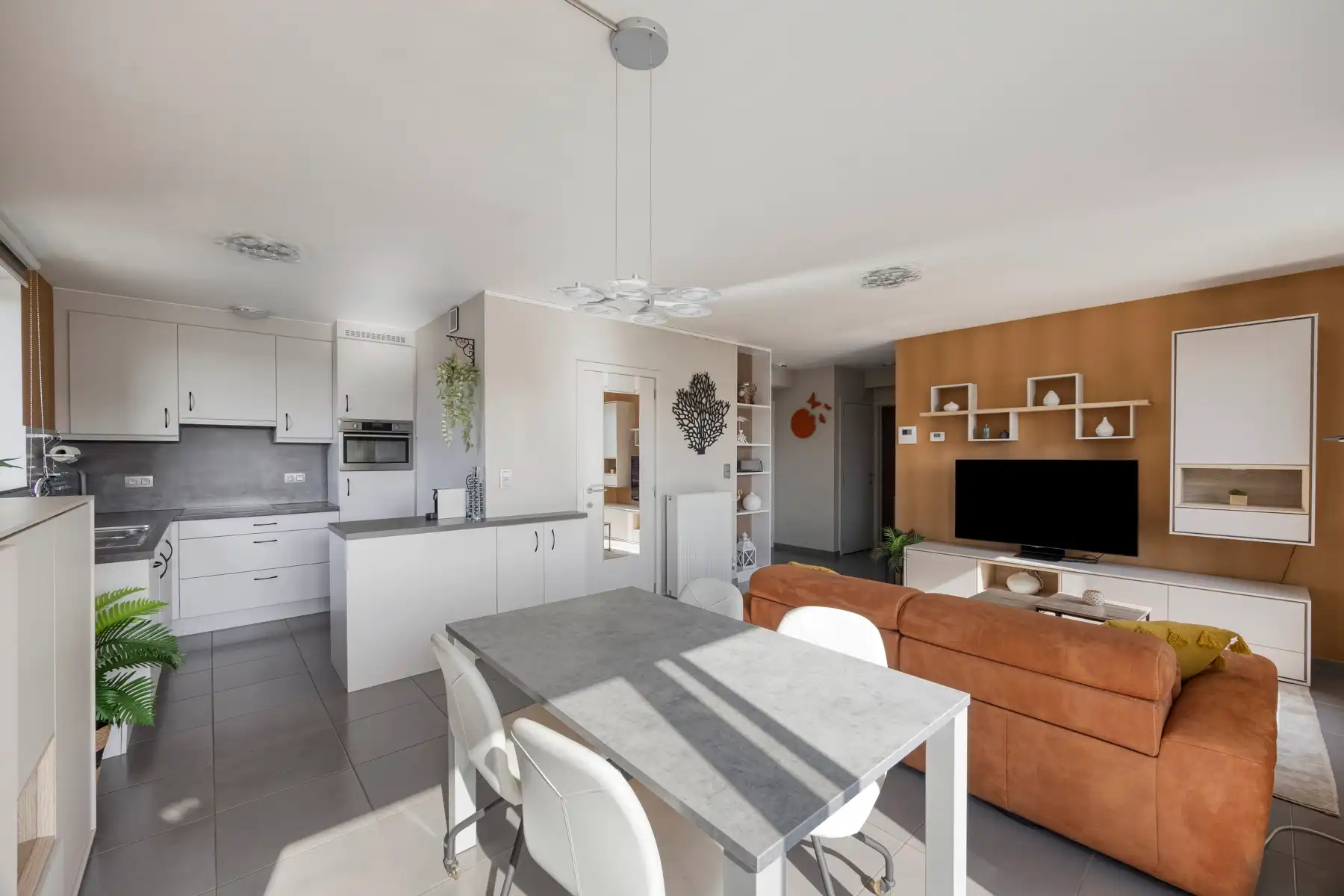 Appartement met 2 slaapkamers, groot terras, garage & kelder foto 3