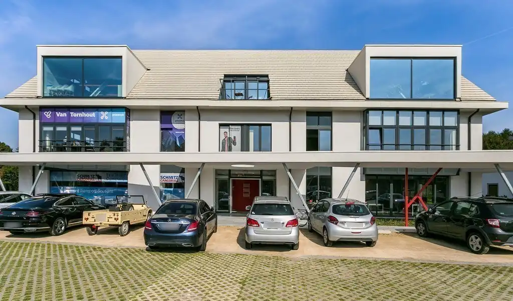 Lichtrijk kantoor te huur op zichtlocatie te Sint-Martens-Latem foto 2