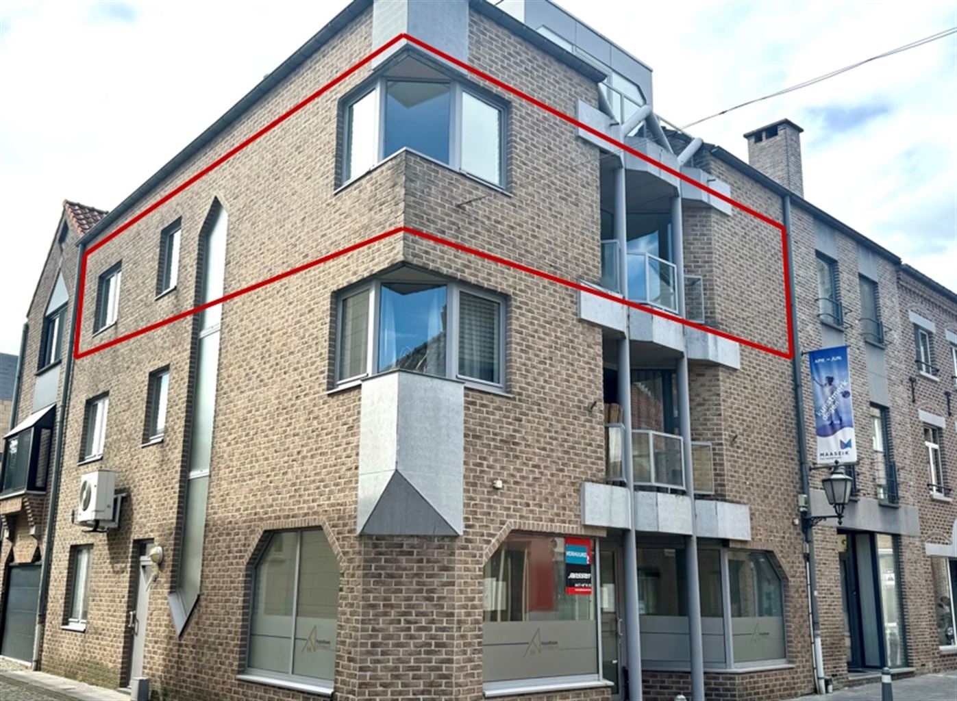 Gerenoveerd 2-slaapkamer appartement met terrasje op een toplocatie nabij de Markt van Maaseik. foto 12