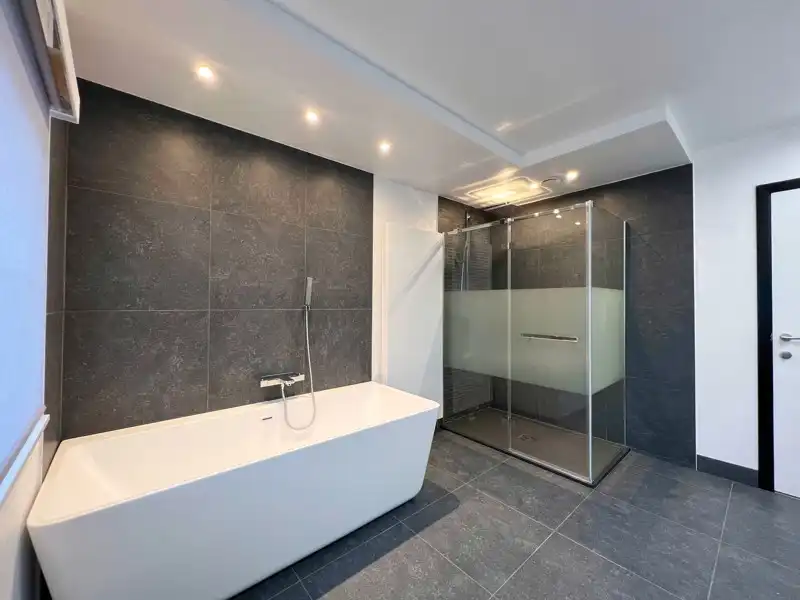 Gerenoveerde woning te huur met 4 slaapkamers te Vlamertinge! foto 8