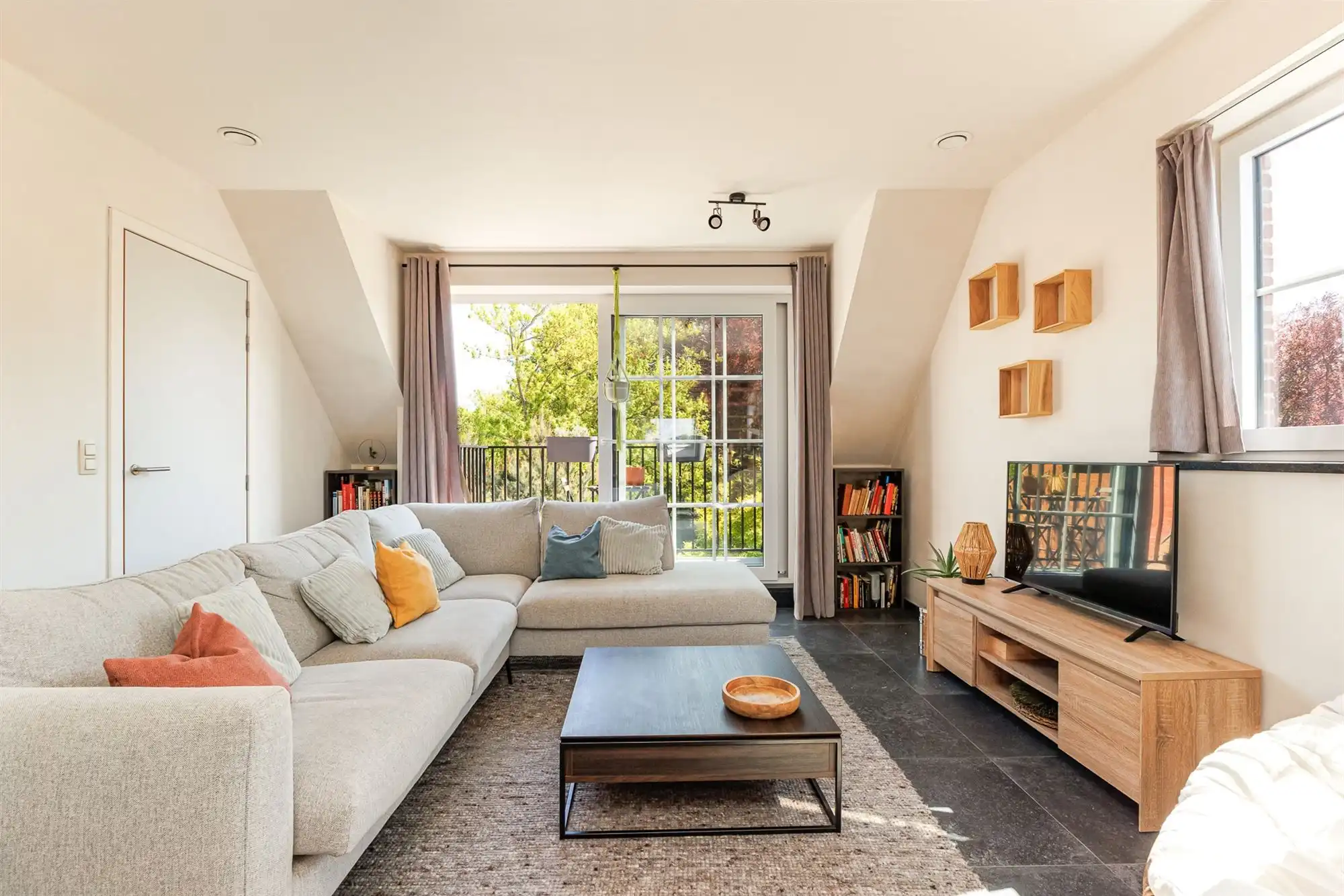 Instapklaar duplexappartement met een terras foto {{pictureIndex}}