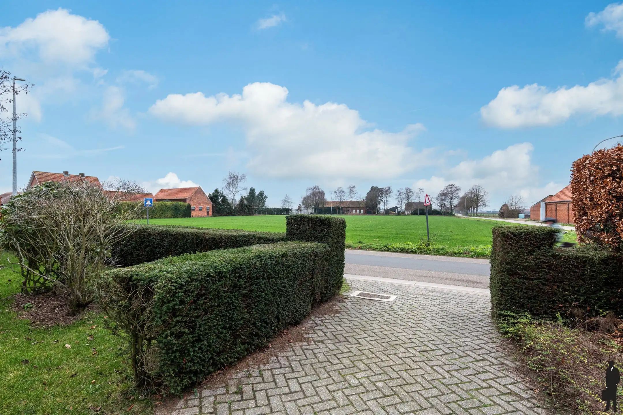 Vrijstaande woning met 4 slpk. gelegen op gunstige locatie te Minderhout foto 2