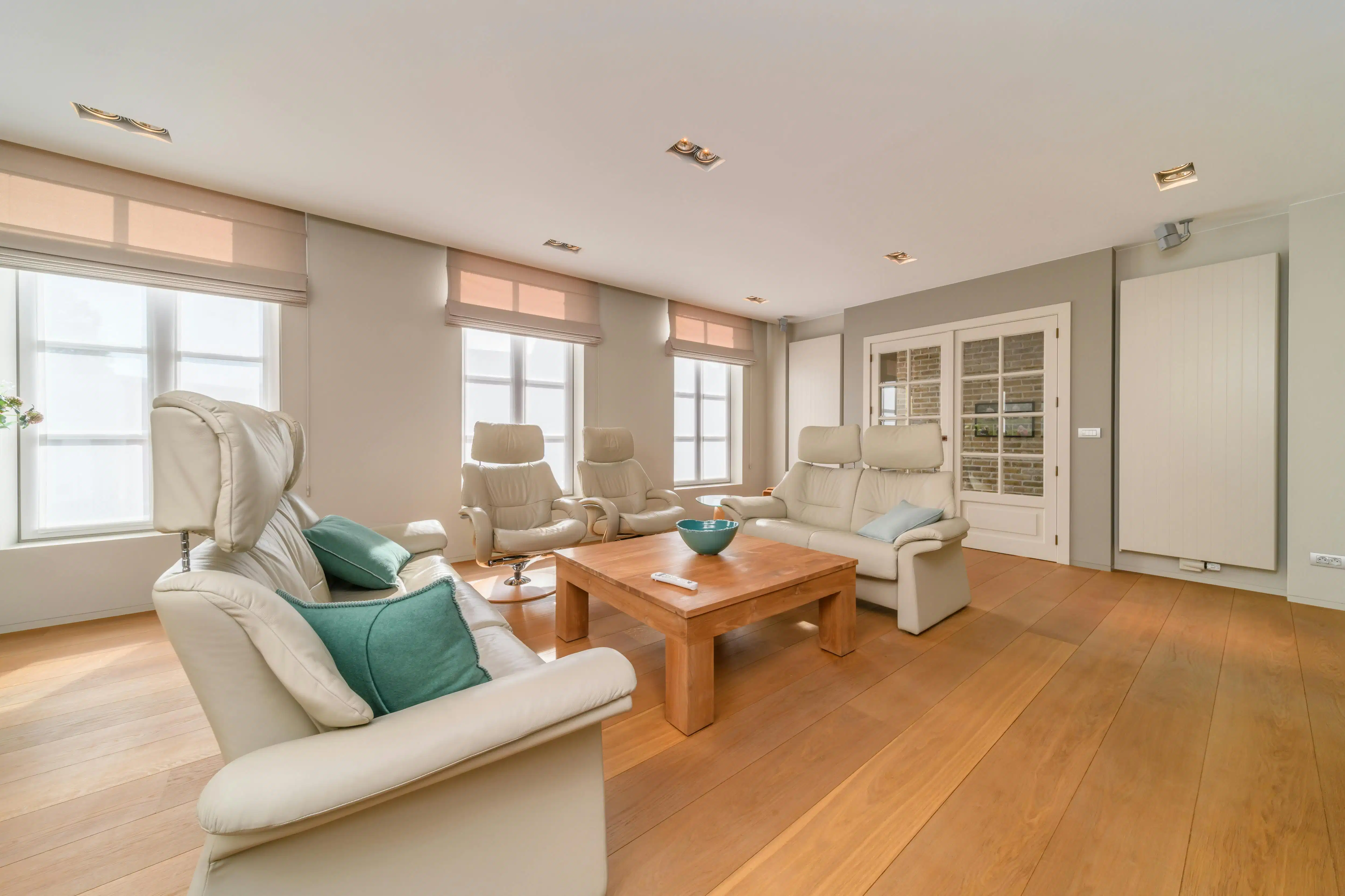 Herenhuis met ruime garage te koop in Izenberge. foto 5