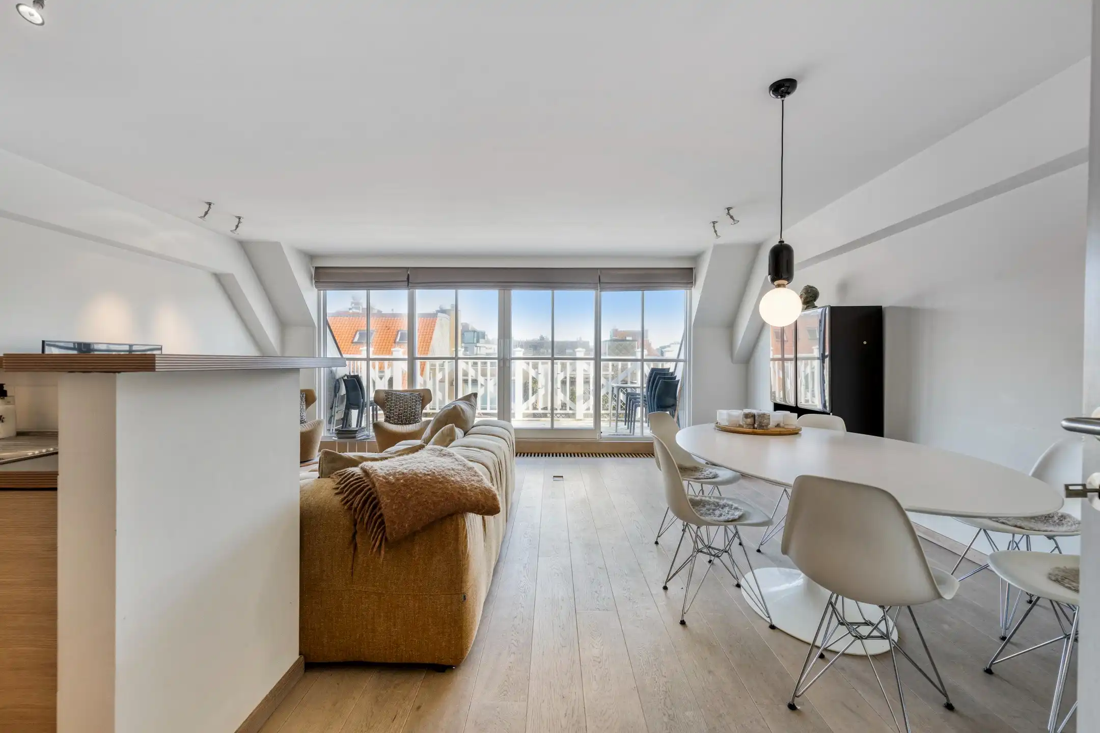 Instapklare duplex gelegen op slechts enkele passen ven het Van Bunnenplein en de zeedijk. foto 8