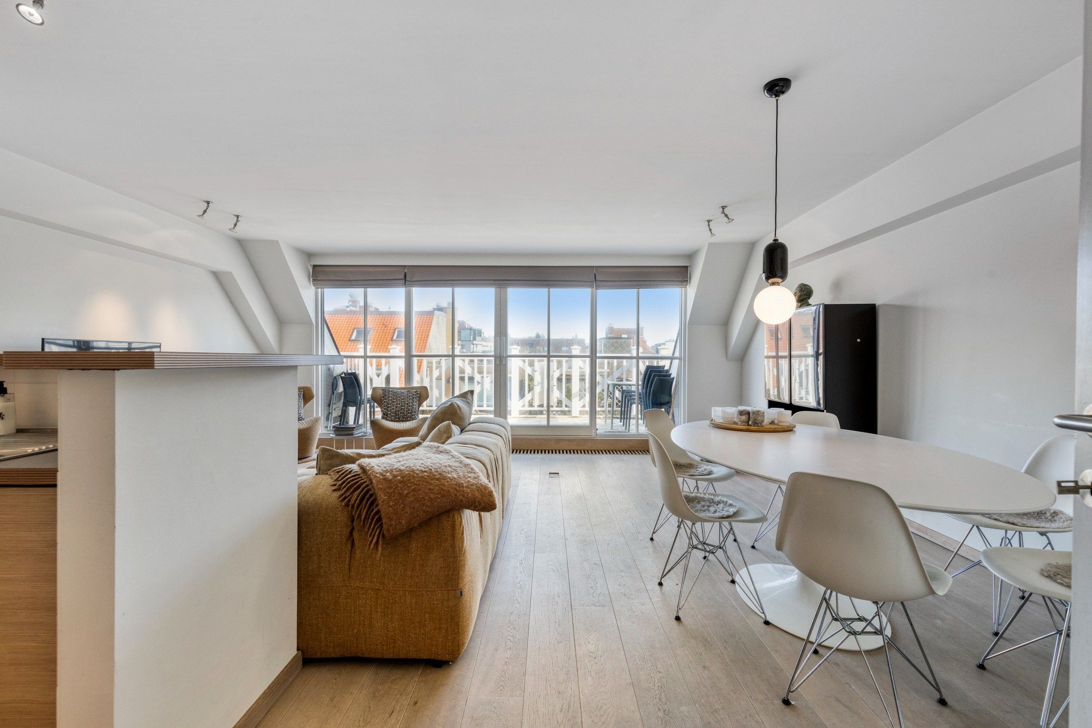 Instapklare duplex gelegen op slechts enkele passen ven het Van Bunnenplein en de zeedijk. foto 8