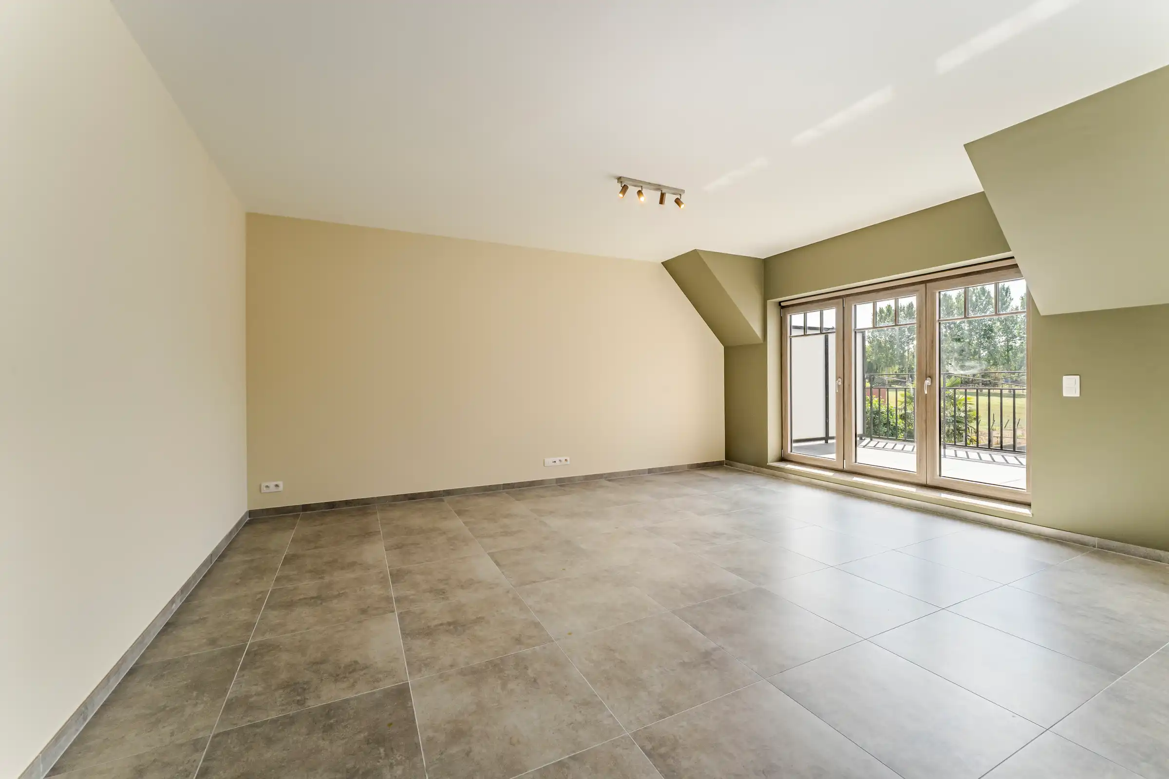 Gelijkvloers villa-appartement met terras en tuin foto 2