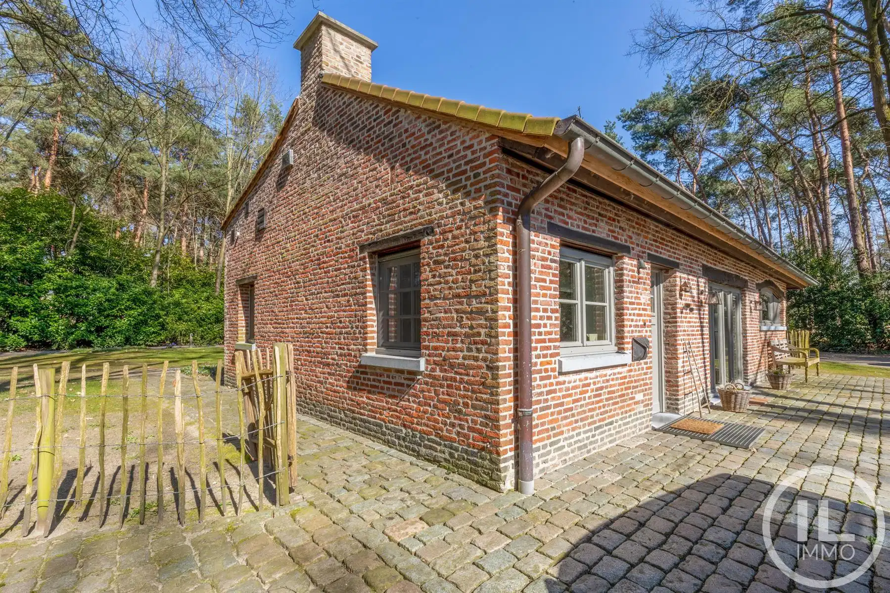 Schitterend domein van 7,7 ha met prachtige villa, zwembad, guesthouse, ruime schuur en uitgebreide paardenfaciliteiten. foto 52