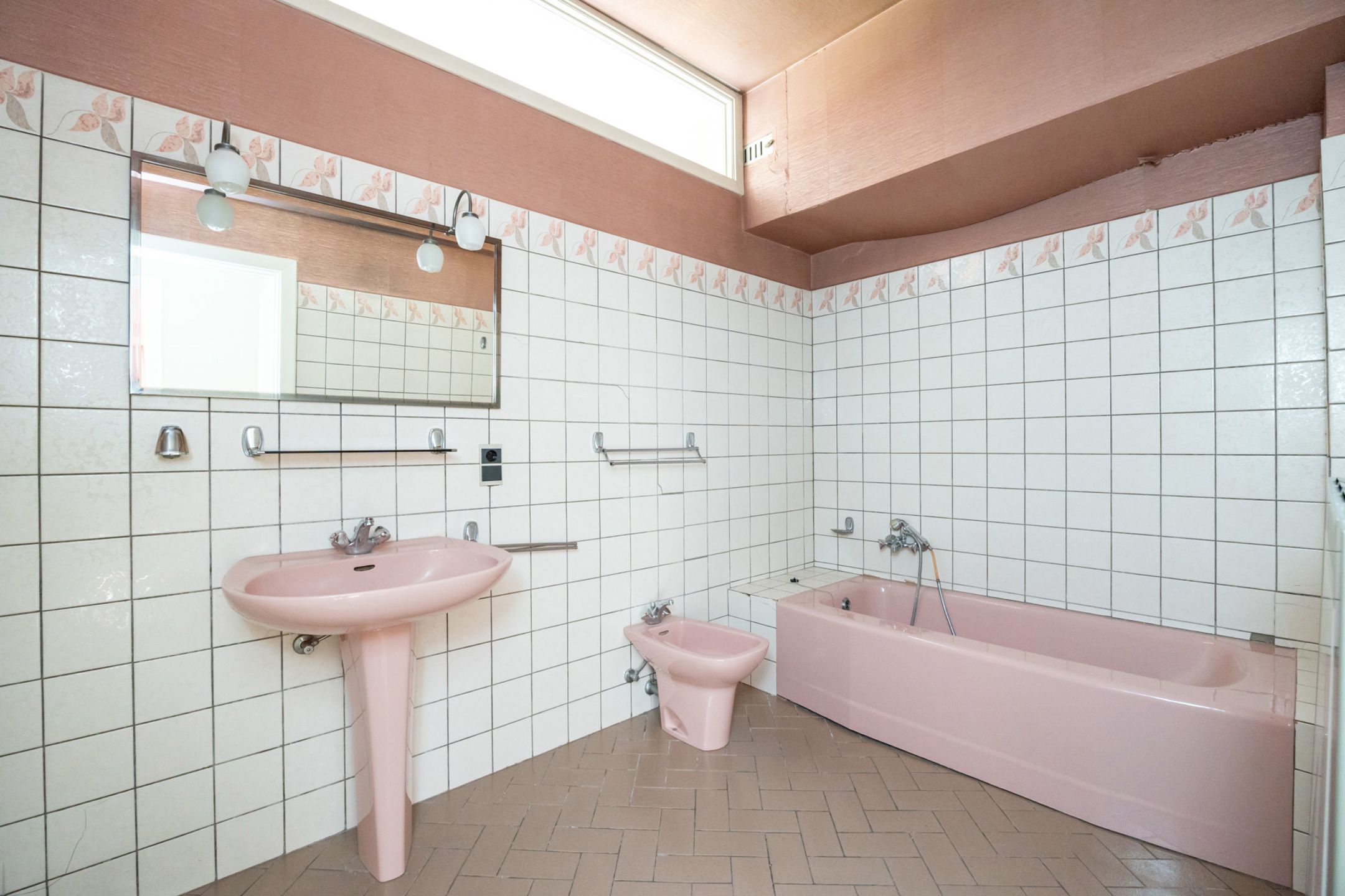 Uitzonderlijk groot gebouw met appartement en handelsruimte foto 15