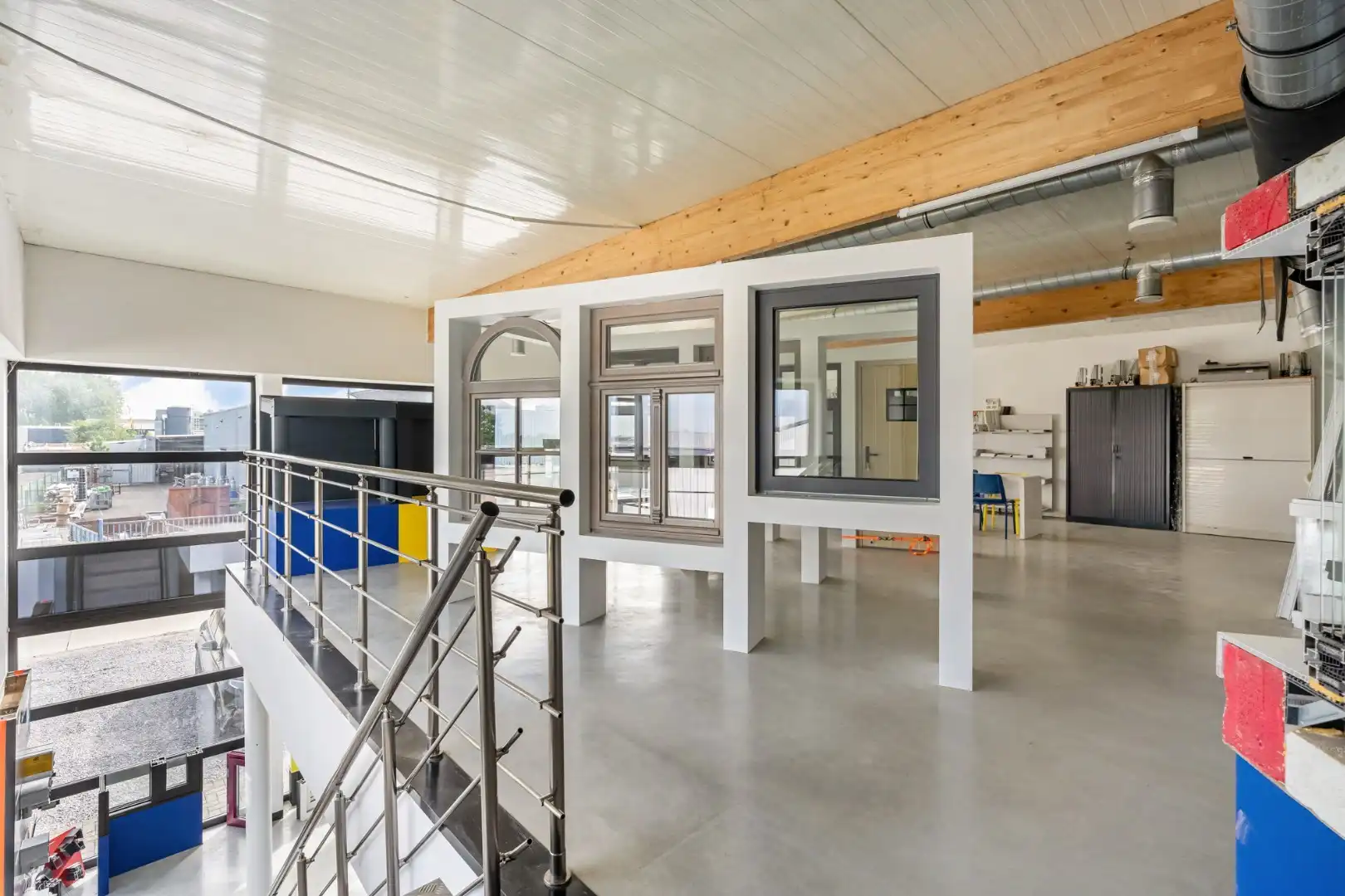Bedrijfsgebouw met toonzaal, kantoren, magazijn en woonst - groot 700m²  foto 9