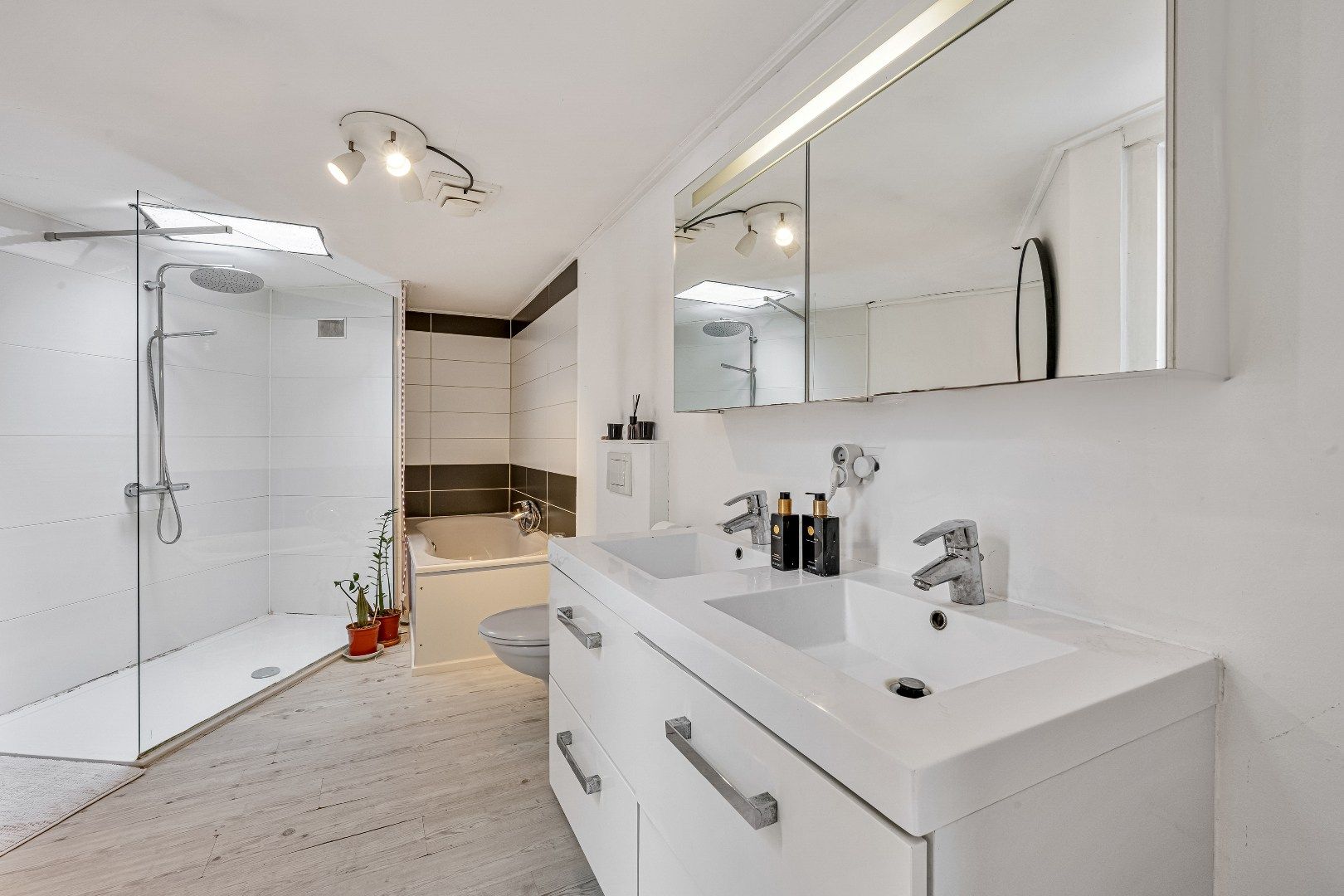 Instapklare woning met tuintje en garage in hartje Gent foto 12