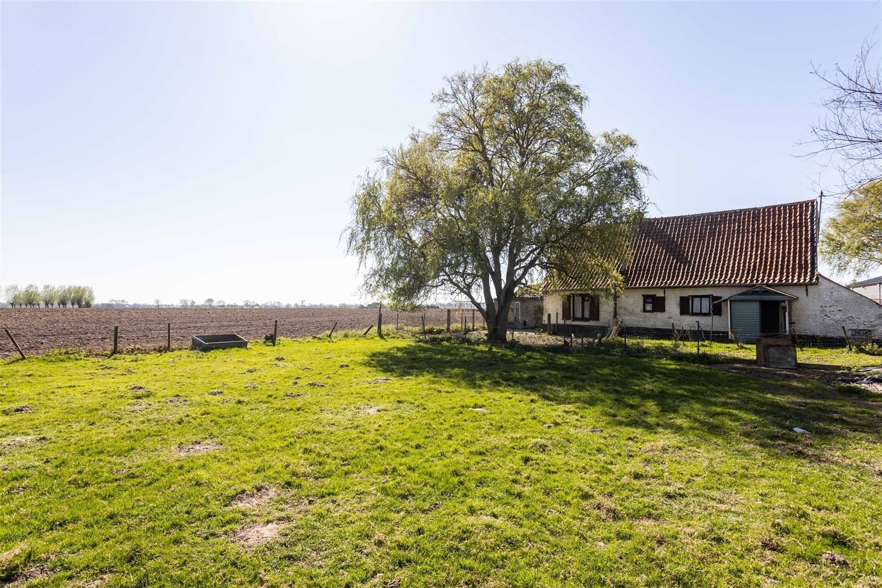 Uniek gelegen hoeve met bijgebouwen foto 6
