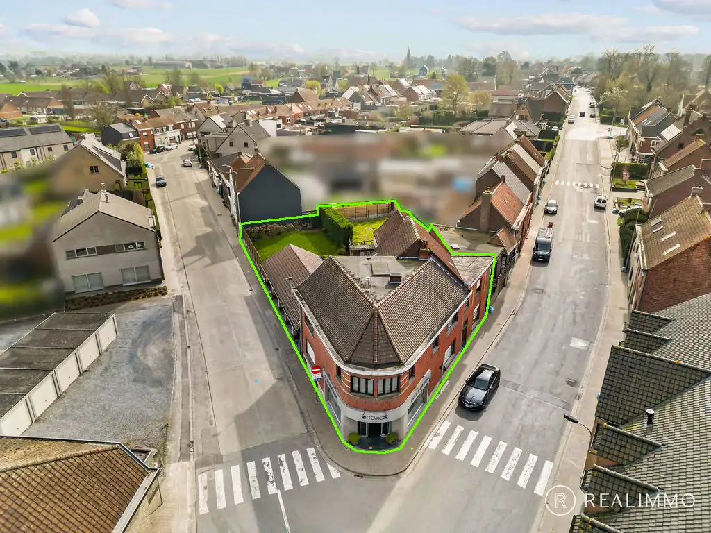 Veelzijdig handelspand met woonst op topligging in hartje Moen foto {{pictureIndex}}