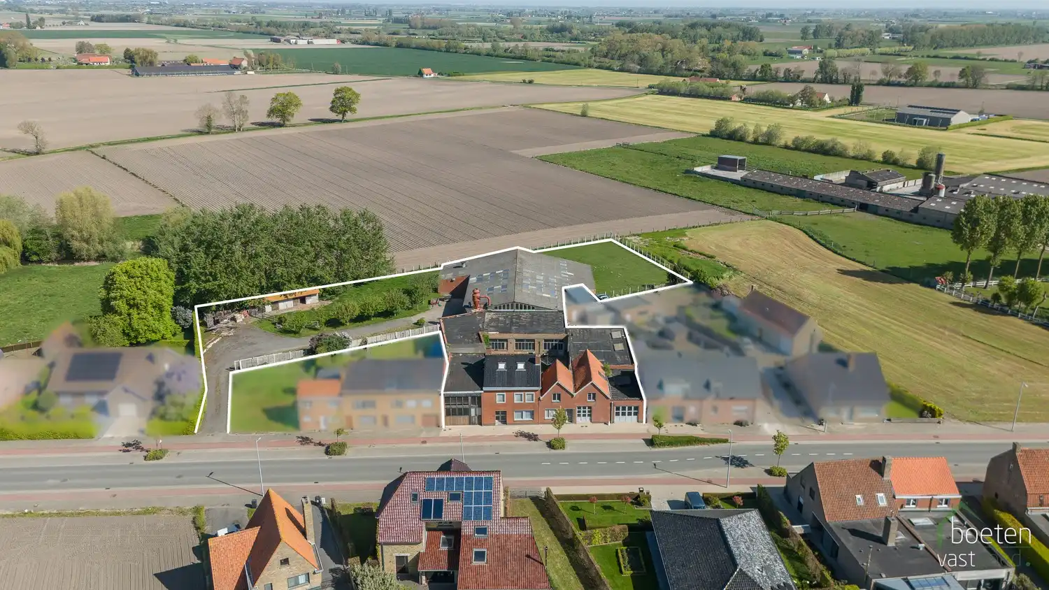 Hoofdfoto van de publicatie: Alveringem: polyvalent eigendom met woonhuis en loodsen en met tal van mogelijkheden op strategische ligging op 4.672m² totale grondopp.