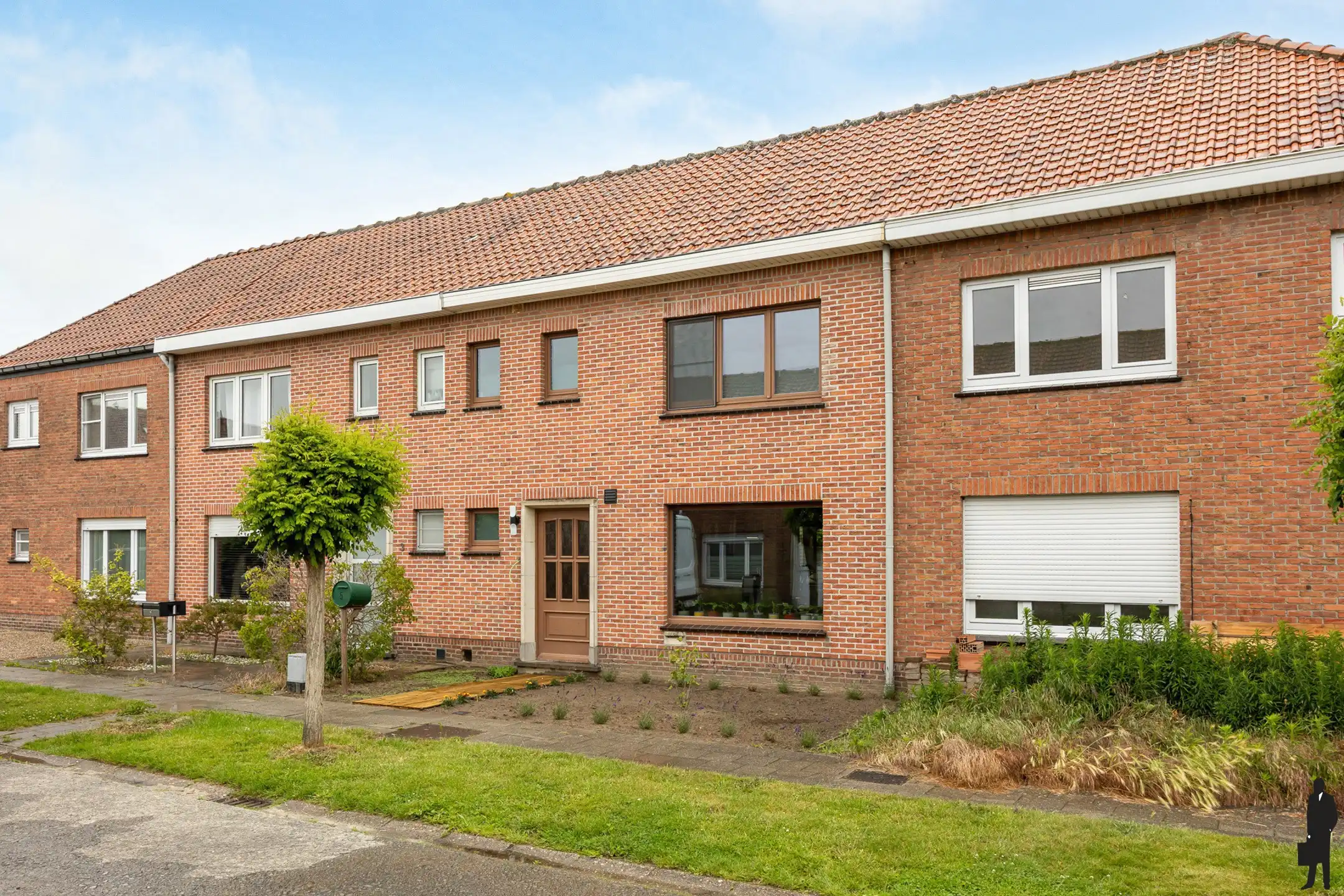 Instapklare woning met zonnige tuin en garage  foto {{pictureIndex}}