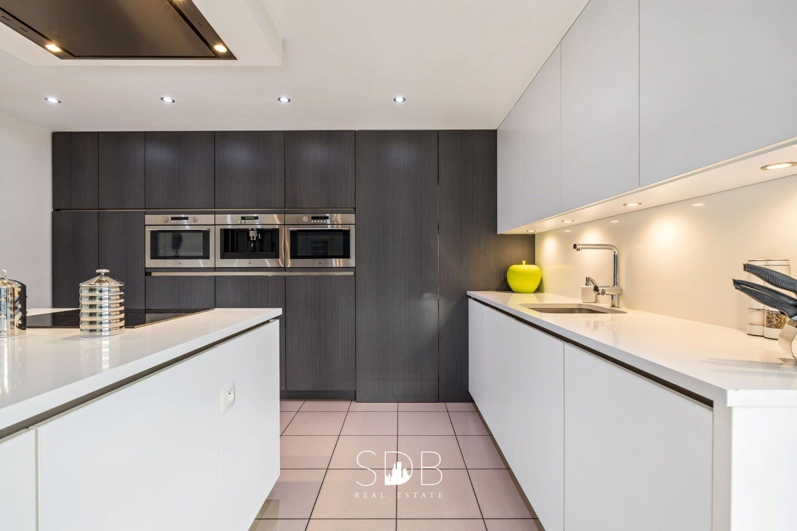 Prachtige ruime villa met gezinstuin + appartement op 2.135m² foto 9