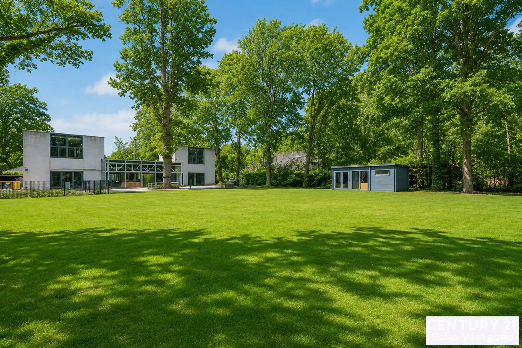 Unieke te renoveren villa in villawijk “De Lint” foto 2