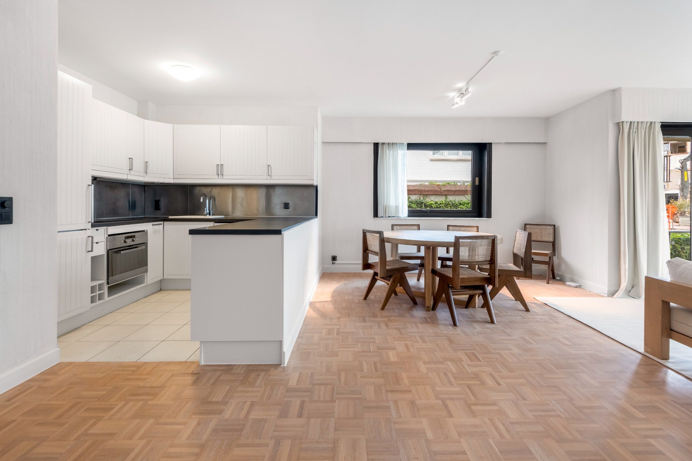 Ongemeubeld hoekappartement met veel licht en mooie terrassen vlakbij het Albertplein in het Zoute.  foto 3