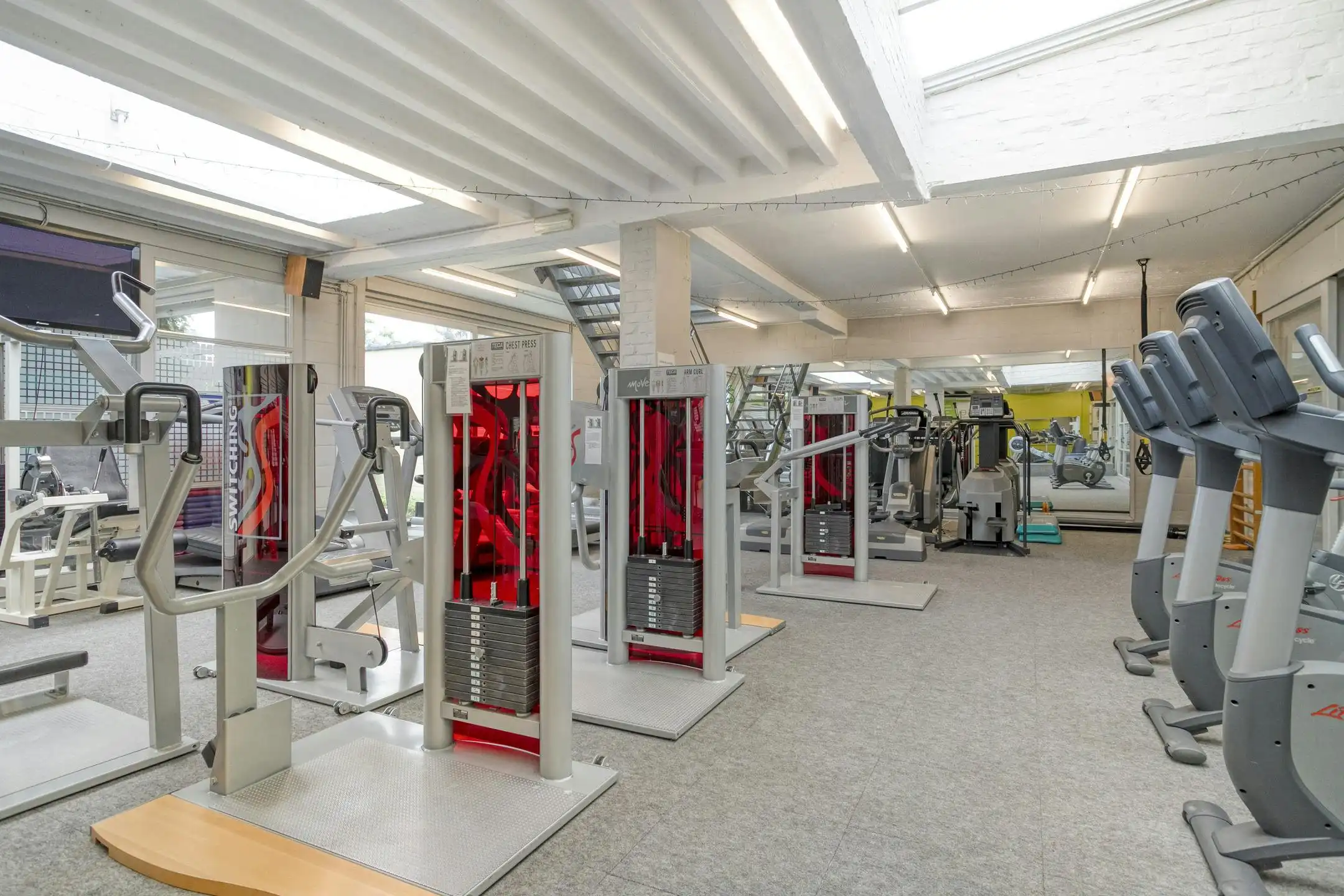 Sportcentrum met woning te koop in Roeselare foto 20