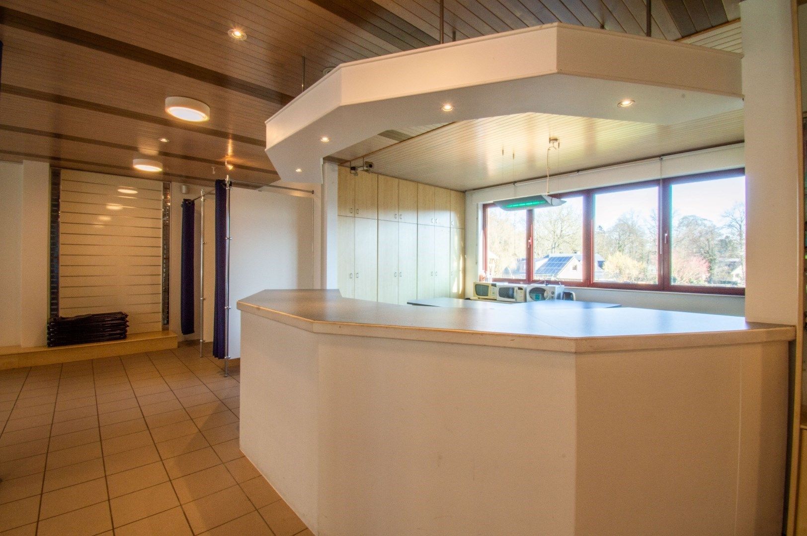 Zéér ruim (475m²) handelspand te centrum Sint-Pieters-Leeuw! foto 5