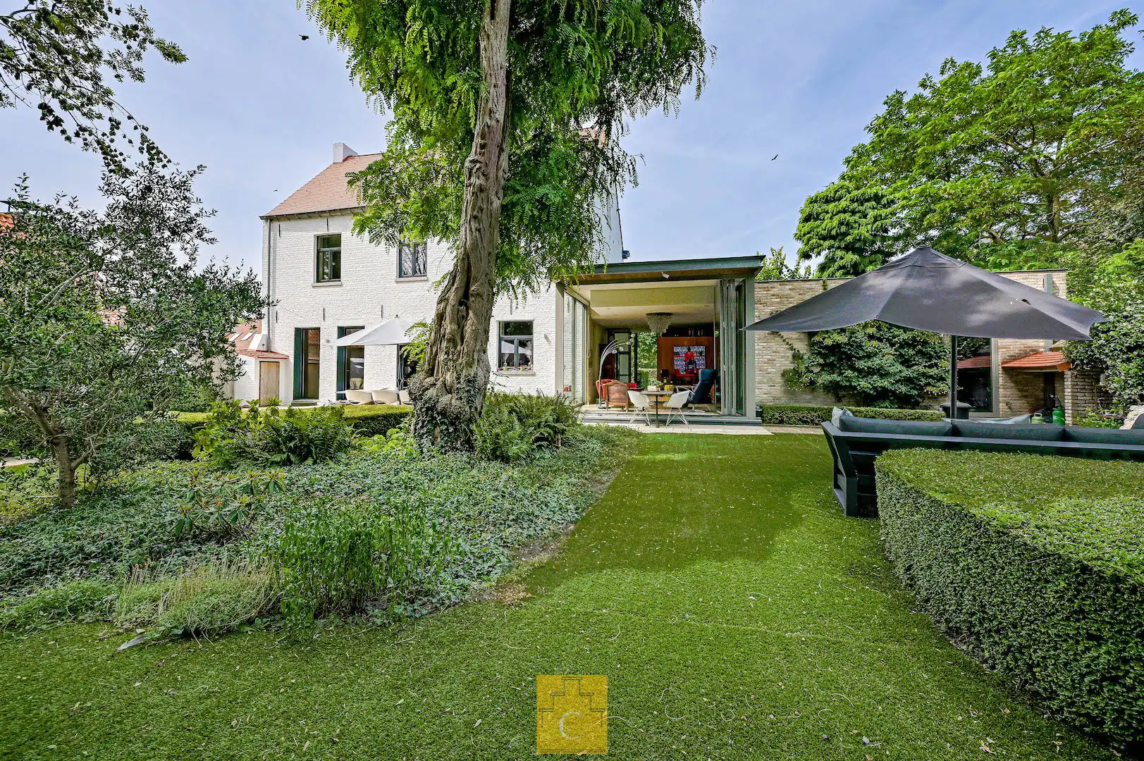 Een woning waar karakter en hedendaagse architectuur elkaar perfect aanvullen. foto 10