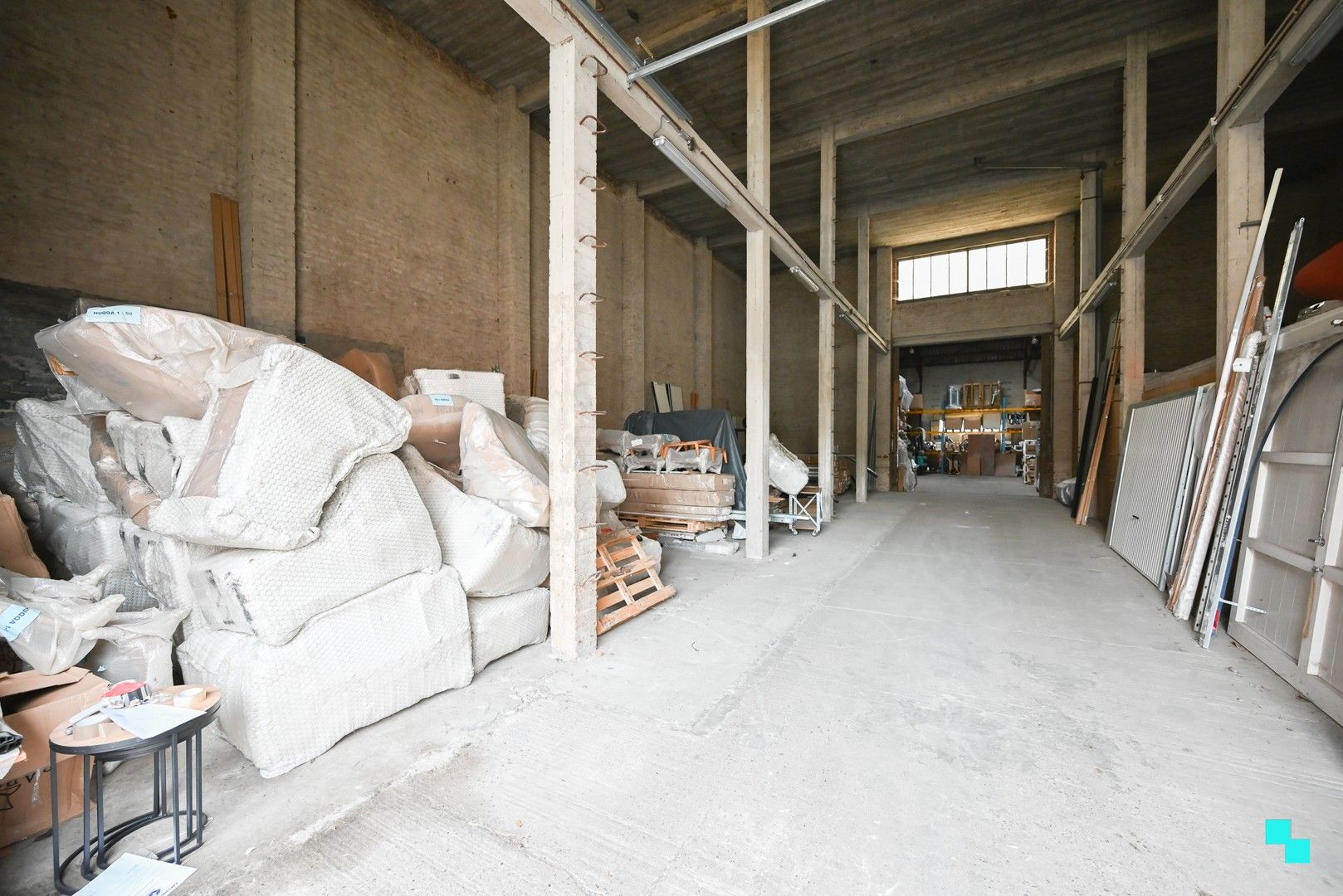 Ruime opslagplaats met voorliggende parkeerplaats te Izegem, Bosmolens foto 8