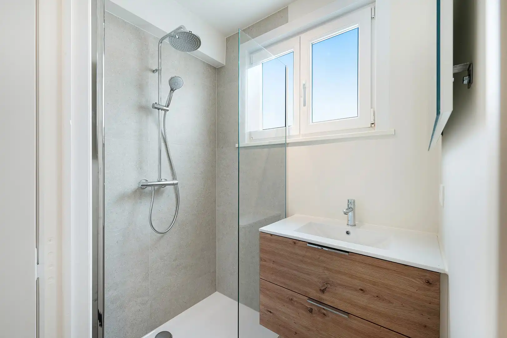 Modern instapklaar appartement met 2 slaapkamers en zijdelings zicht op zee. foto 10