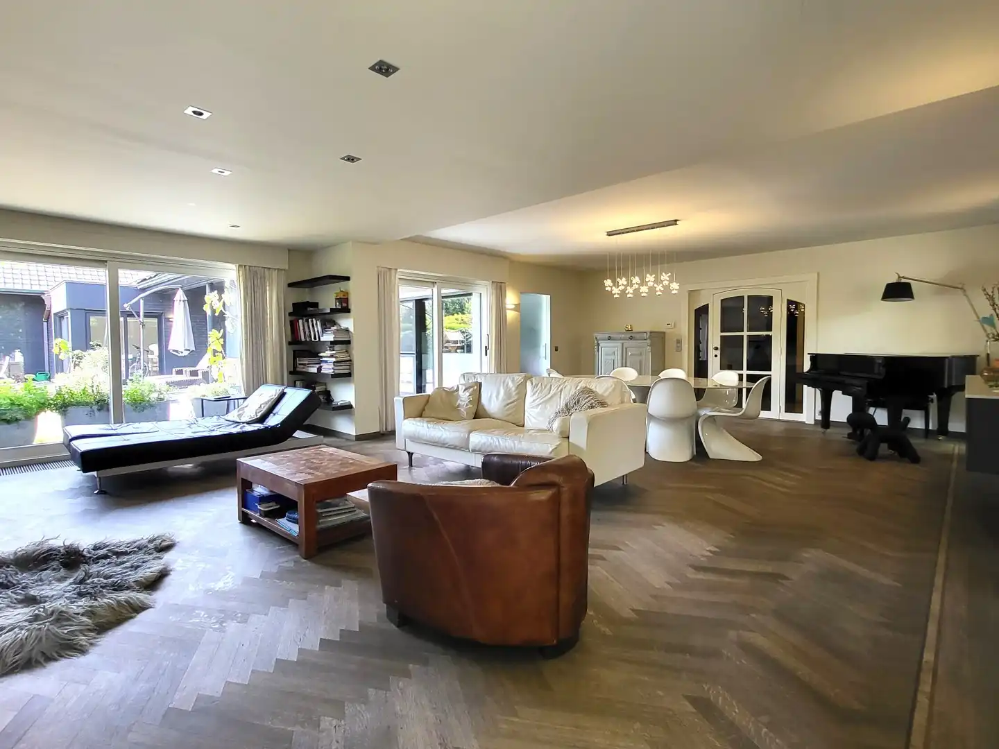Exclusief wonen & ondernemen: imposante villa met volwaardige praktijk en aparte toegang op commerciële topligging, een perceel van 1.139 m² en met maar liefst 532 m² bewoonbare oppervlakte. foto 10