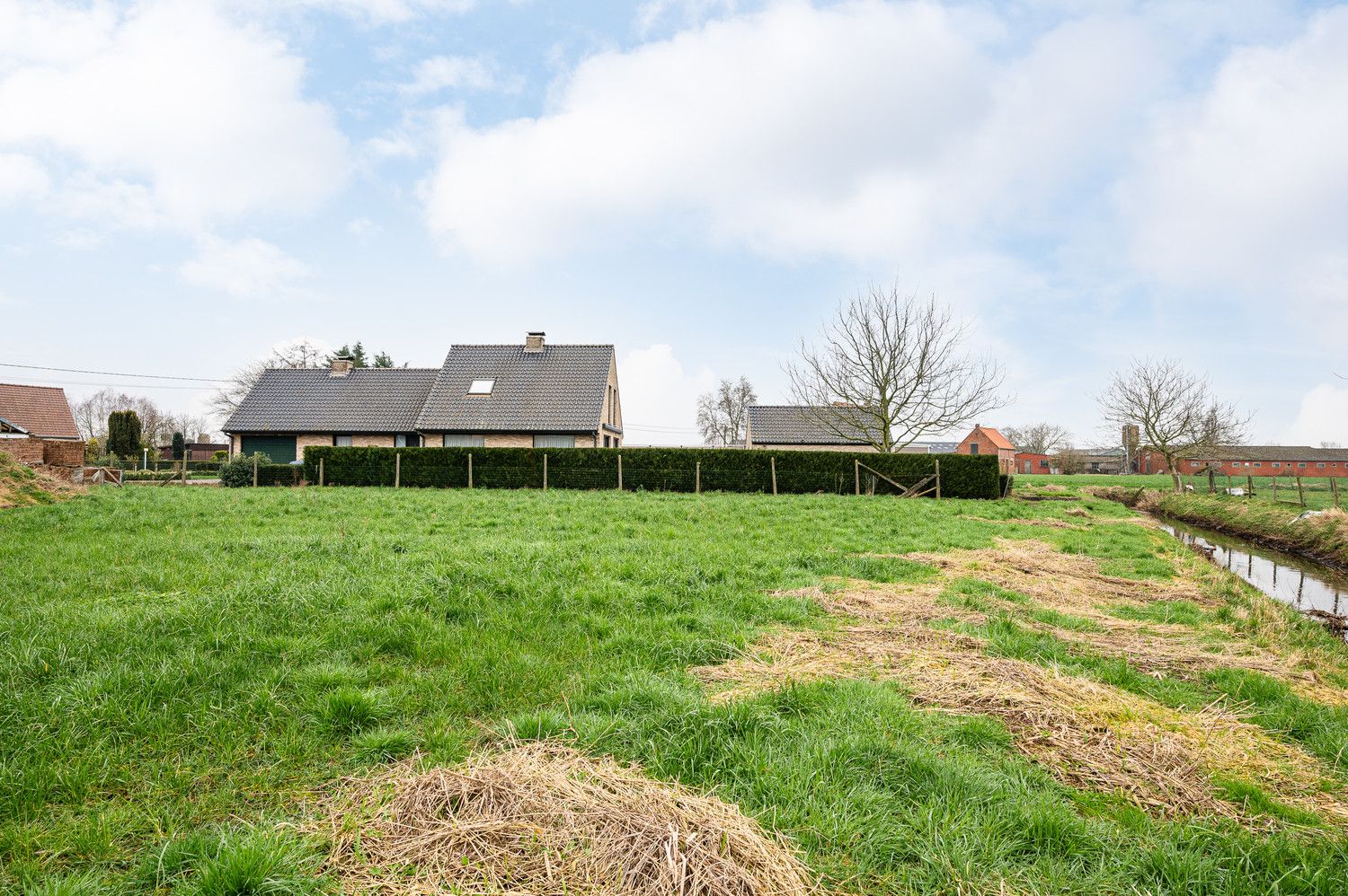 Af te werken woning op een rustig en door groen omgeven locatie! foto 5