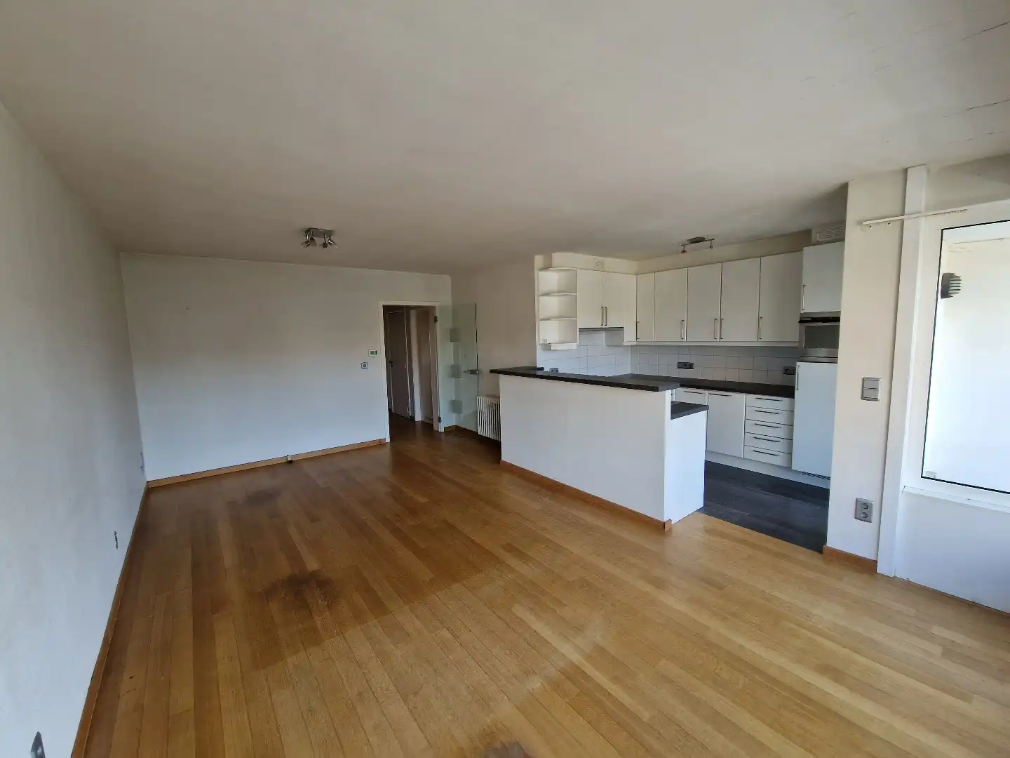 Gezellig 2 slaapkamer appartement te huur in Nieuwpoort bad! foto {{pictureIndex}}