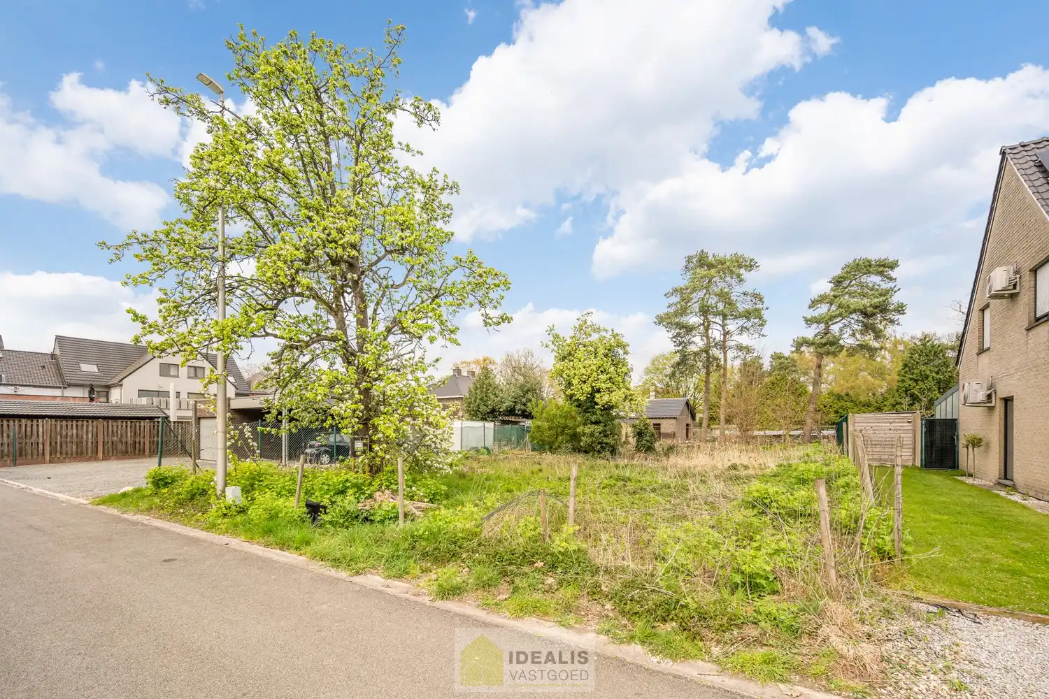 KNAPPE BOUWKAVEL VOOR OPEN BEBOUWING VAN 5A 42CA OP EEN GROENE RUSTIGE LOCATIE IN LOMMEL KOLONIE! Deze bouwkavel met een oppervlakte van 5a 42ca biedt de mogelijkheid voor het bouwen van een prachtige eengezinswoning op een heerlijke plek in een residentiële wijk. Zo zijn basisschool, supermarkt, bakker, apotheek, horeca op fietsafstand bereikbaar. Daarnaast is de bouwkavel gelegen op een steenworp van de grens met Nederland! foto 7