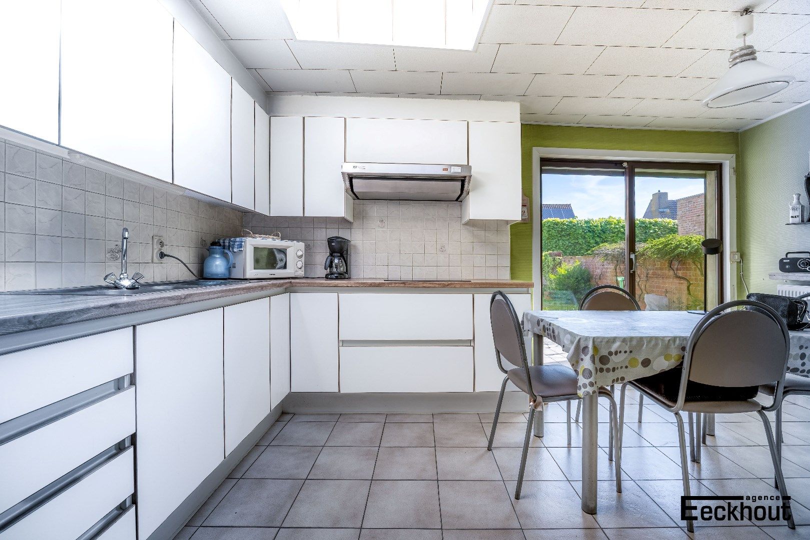 Rijwoning met garagebox en zonnige tuin op gunstige ligging te Oudenburg! foto 3