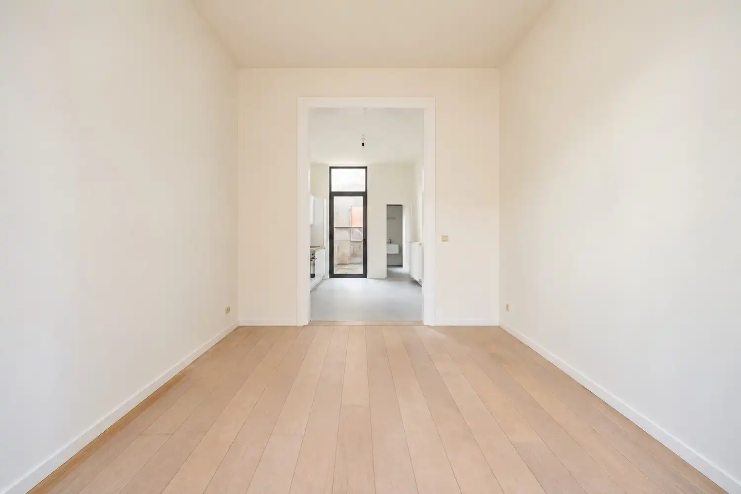 Hoofdfoto van de publicatie: Volledig gerenoveerd gelijkvloers appartement met zuidoost-gericht koertje in Antwerpen
