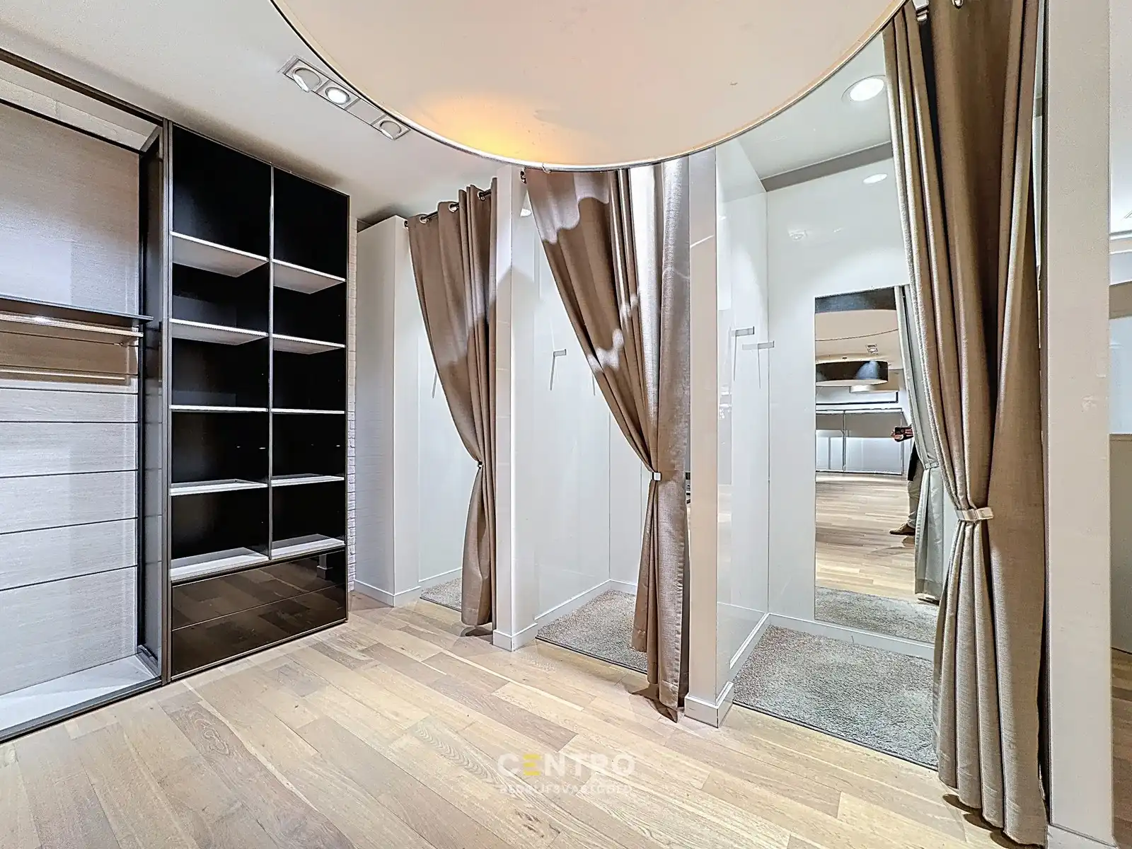 TE HUUR - Commerciële HANDELSRUIMTE (236m²) met KELDER (73m²) op topligging in het centrum van Eeklo foto 7