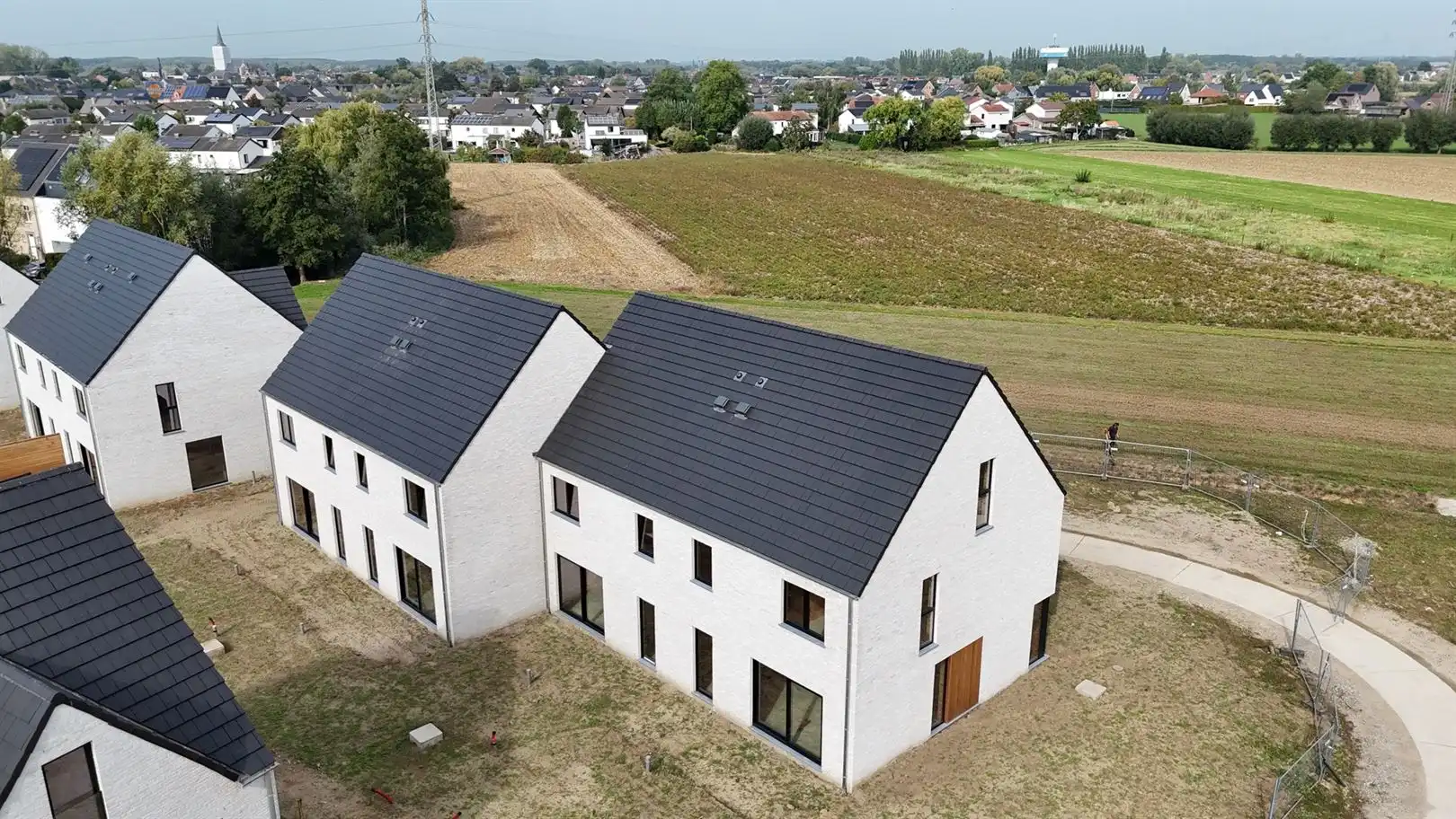Ruime nieuwbouwwoning met 3 slaapkamers, tuin en parkeerplaats in groene omgeving foto 2