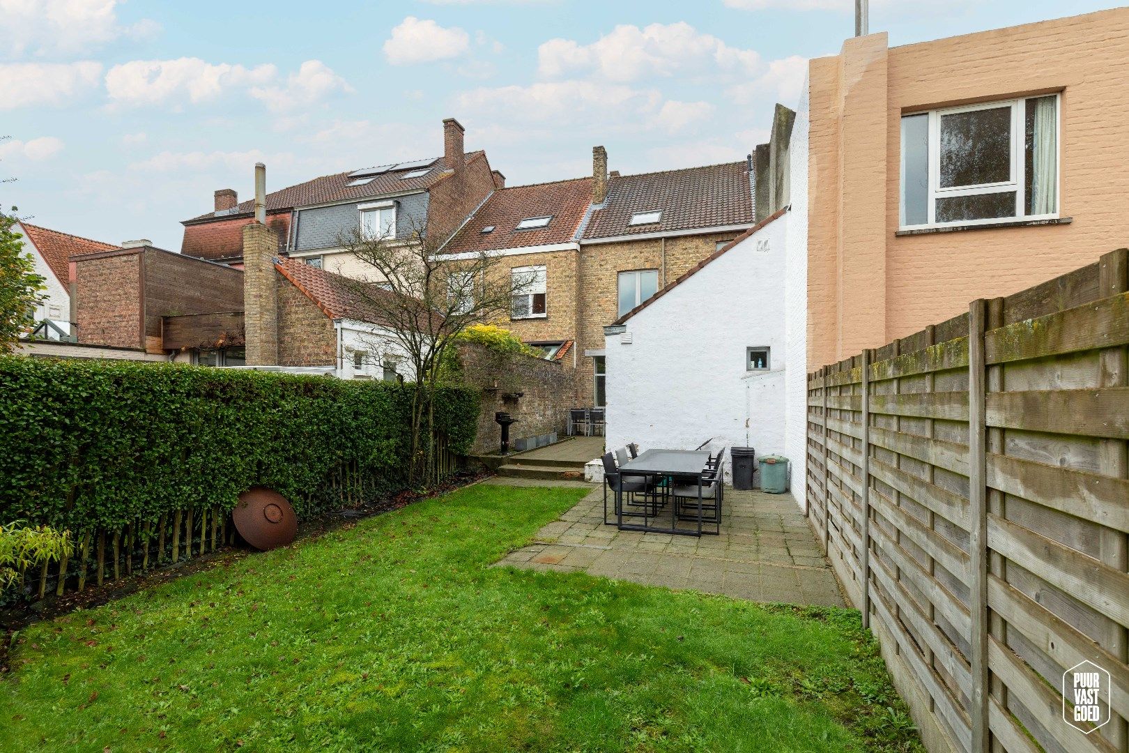 Grotendeels vernieuwde, verrassend ruime karakterwoning met zonnige tuin op enkele passen van de Smedenpoort! foto 28