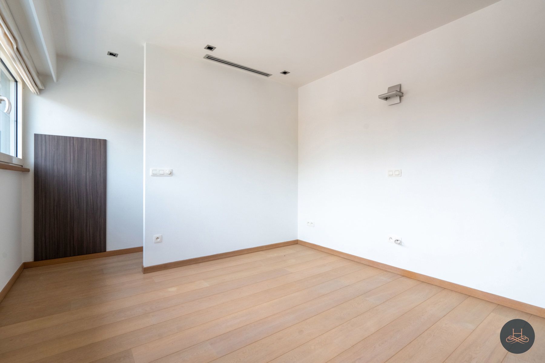 Ruim appartement met grote garage foto 11