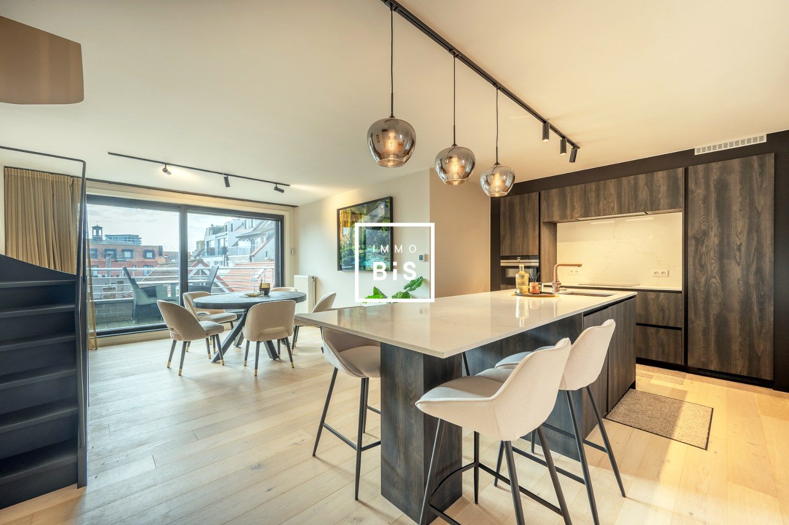 Volledig gerenoveerde duplex penthouse met 3 volwaardige slaapkamers in het centrum van Knokke. foto 3