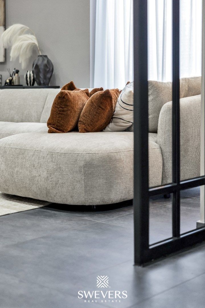 Stijlvol wonen op een ruim perceel met 4 slaapkamers en topafwerking foto 5