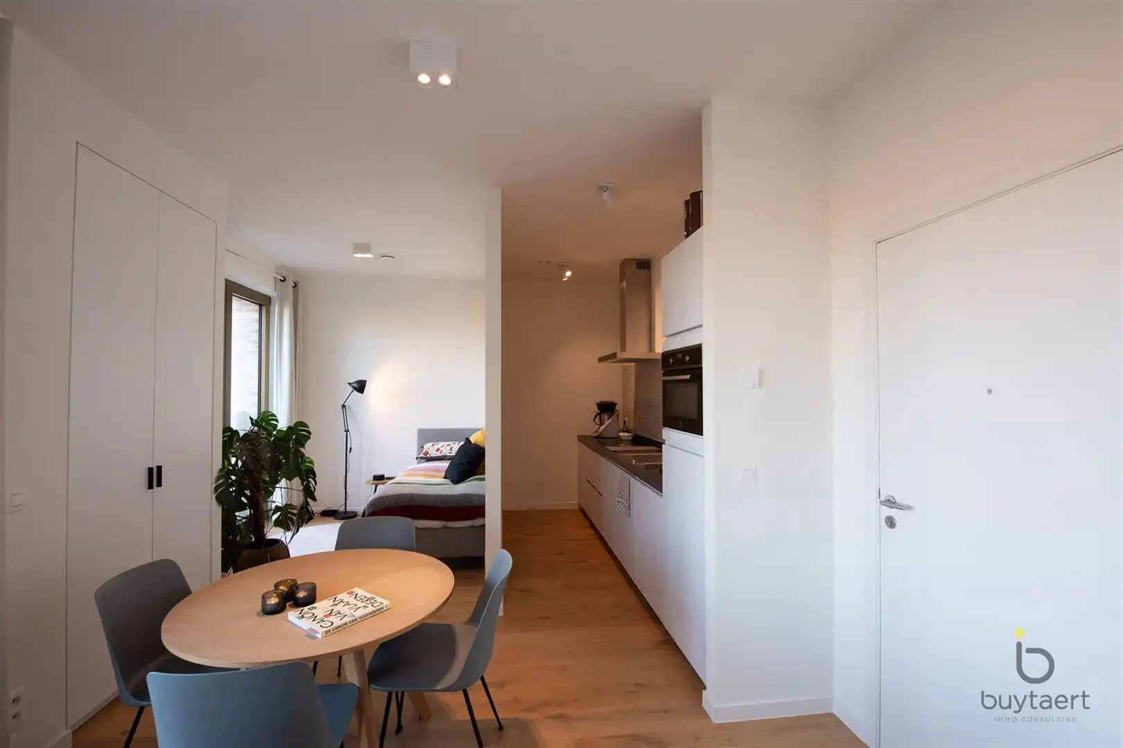 Recent studio - appartementje met leuk terras! foto 10