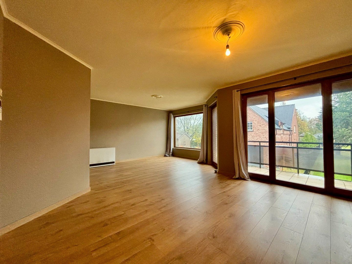Ruim duplex appartement met garage en tuin, centrum Ieper. foto 9