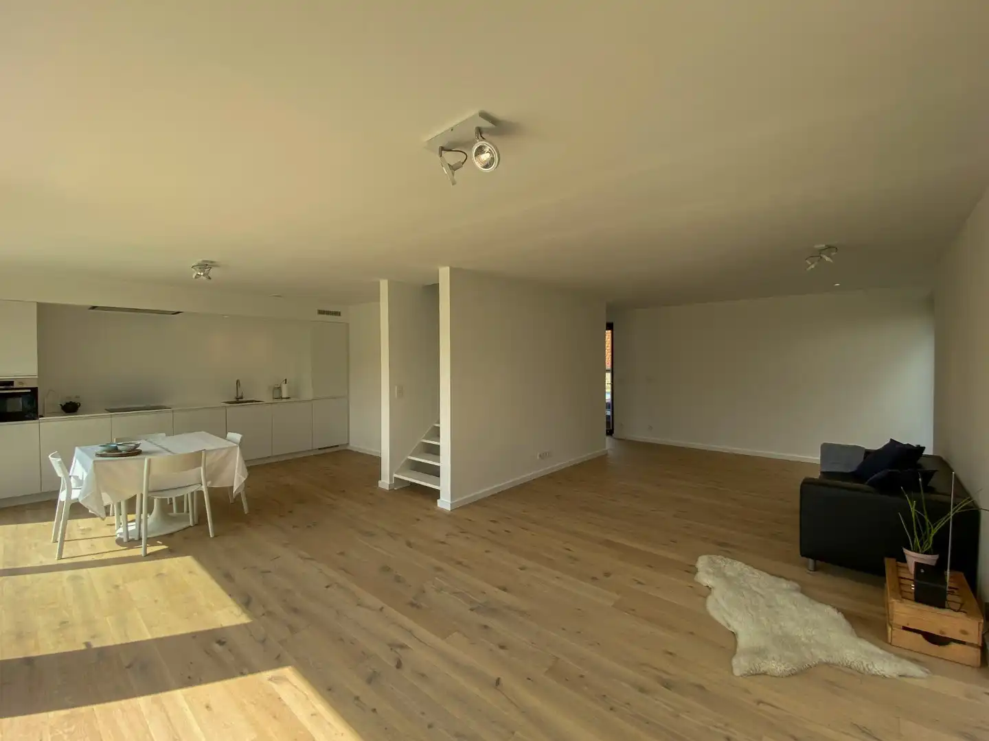 Recente woning met 3 slaapkamers, ruime oprit en tuin foto 6