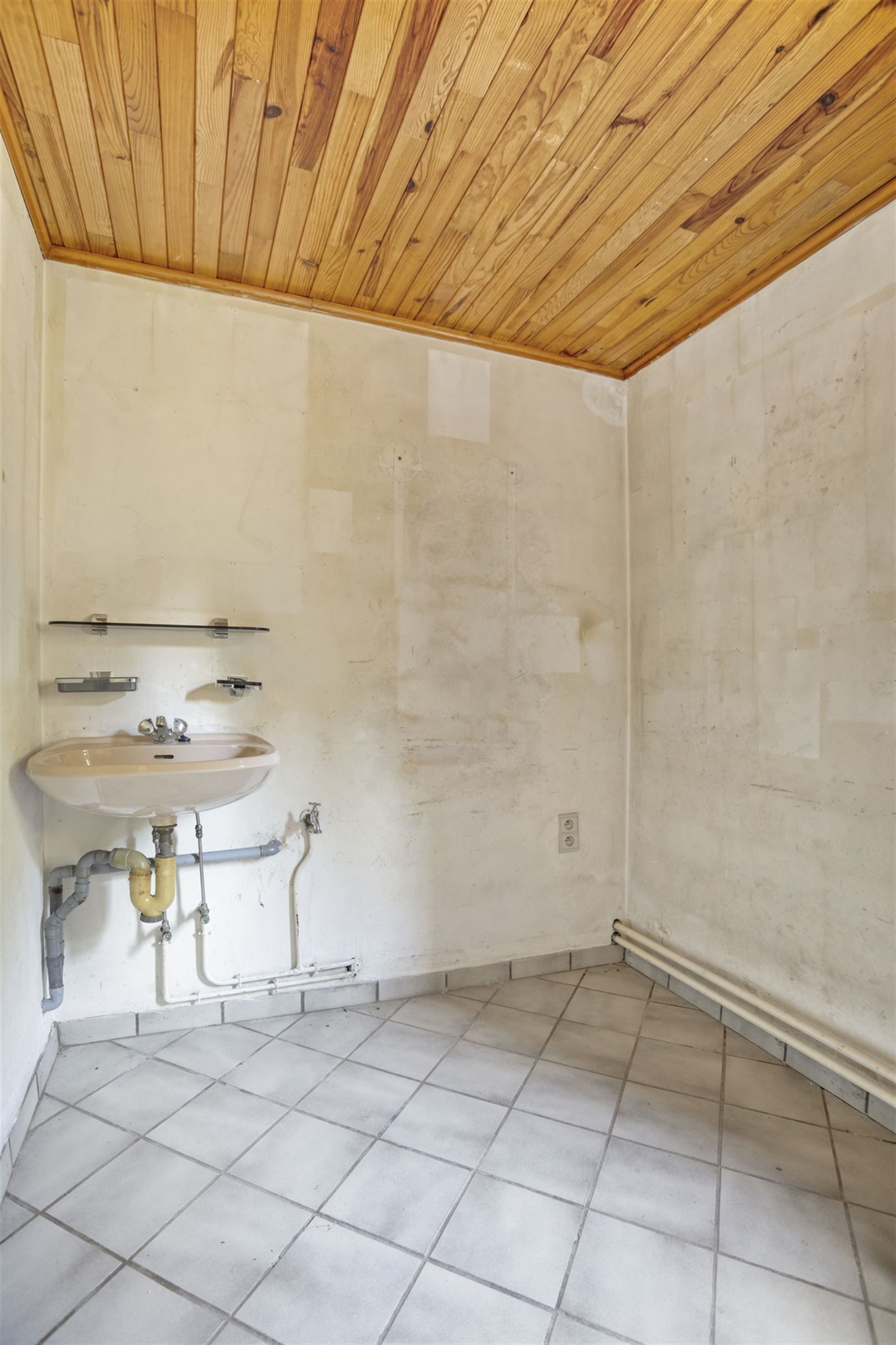 TE KOOP: Te renoveren woning op een perceel van 11a33ca! foto 12