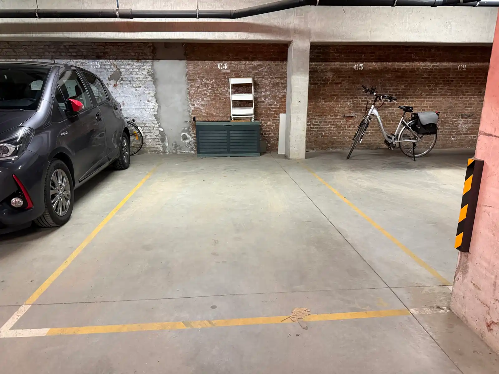 Overdekte, afgelijnde parkeerplaats te huur in centrum Leuven foto 2