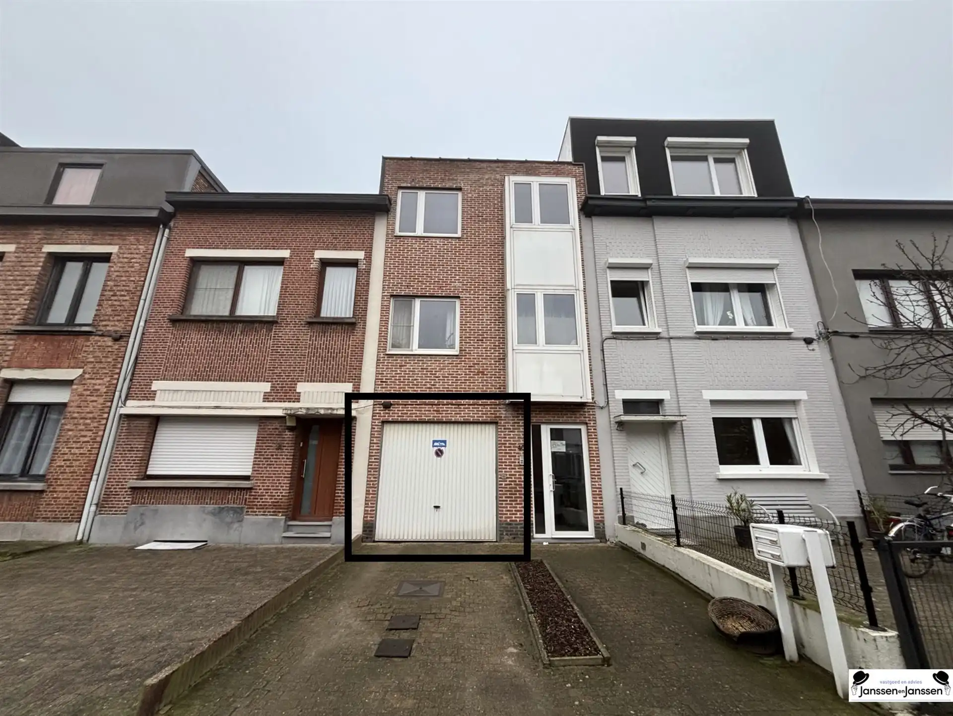 Ruim Magazijn van 332 m² met 13 overdekte parkeerplaatsen foto 2