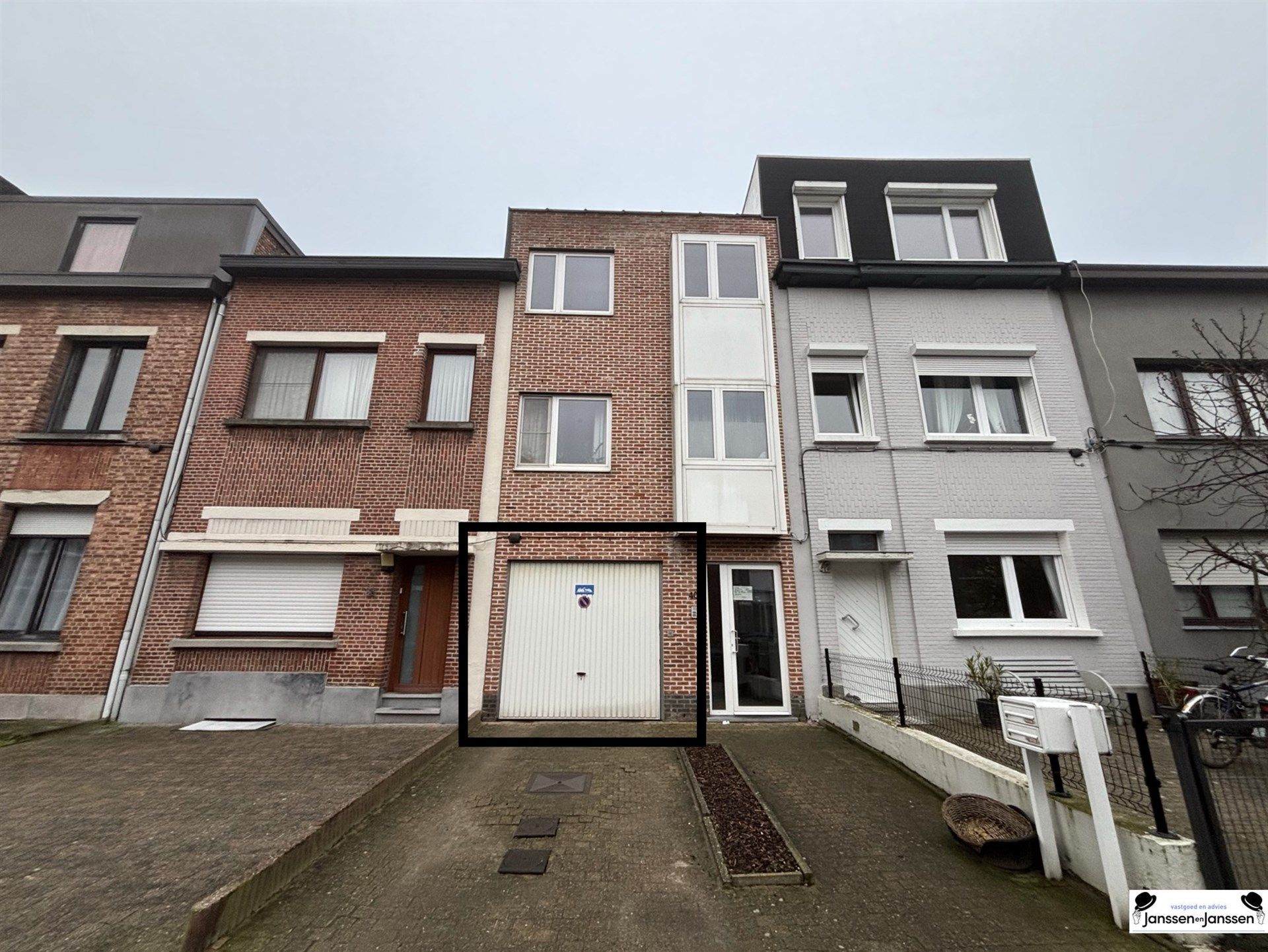 Ruim Magazijn van 332 m² met 13 overdekte parkeerplaatsen foto 2