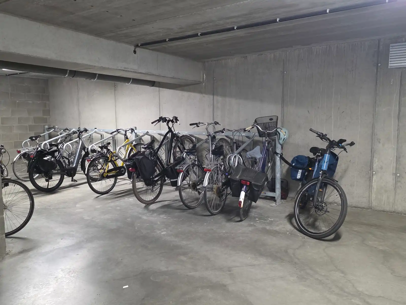 Instapklaar 1-slpk appartement met ondergrondse standplaats foto 17