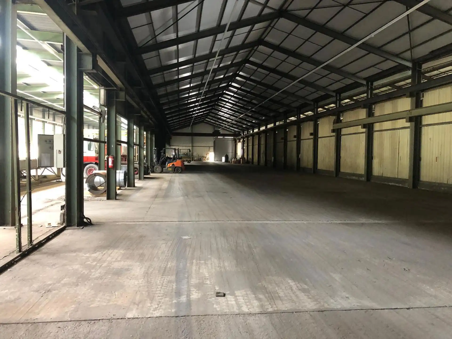 TE HUUR - Centraal gelegen opslagplaats van ca. 5.000 m² met groot buitenterrein foto 4